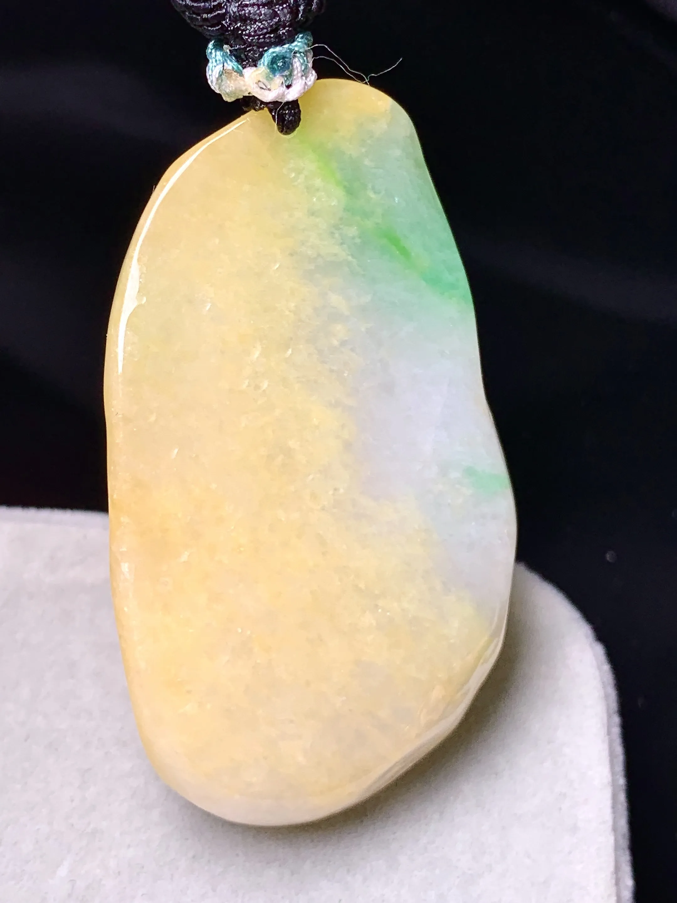 飘黄绿悟道吊坠 玉质细腻 色泽艳丽清新 整体尺寸47.2*26.6*11