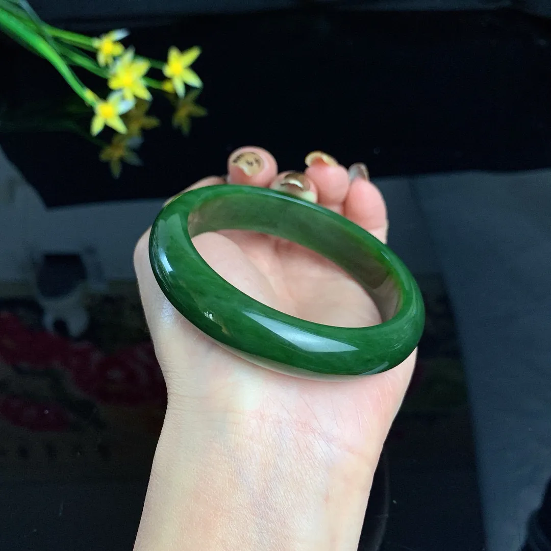 和田玉59圈口菠菜绿宽条碧玉手镯！玉质细腻油润 底色纯净 无裂无杂 脂粉好，品质高