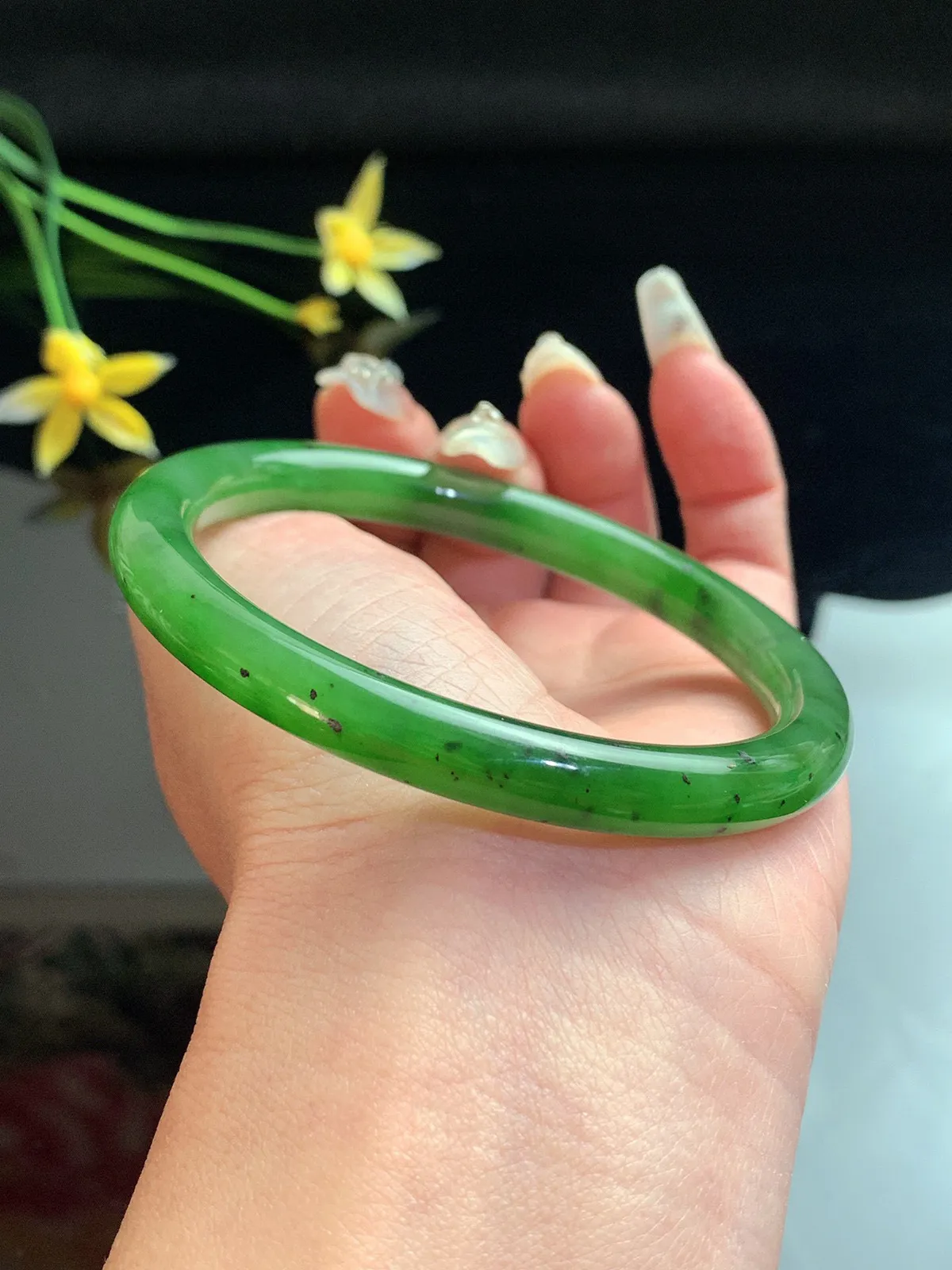 和田玉59圈口碧玉阳绿色圆条手镯，玉质细腻油润 底色纯净 脂粉好，品质高！