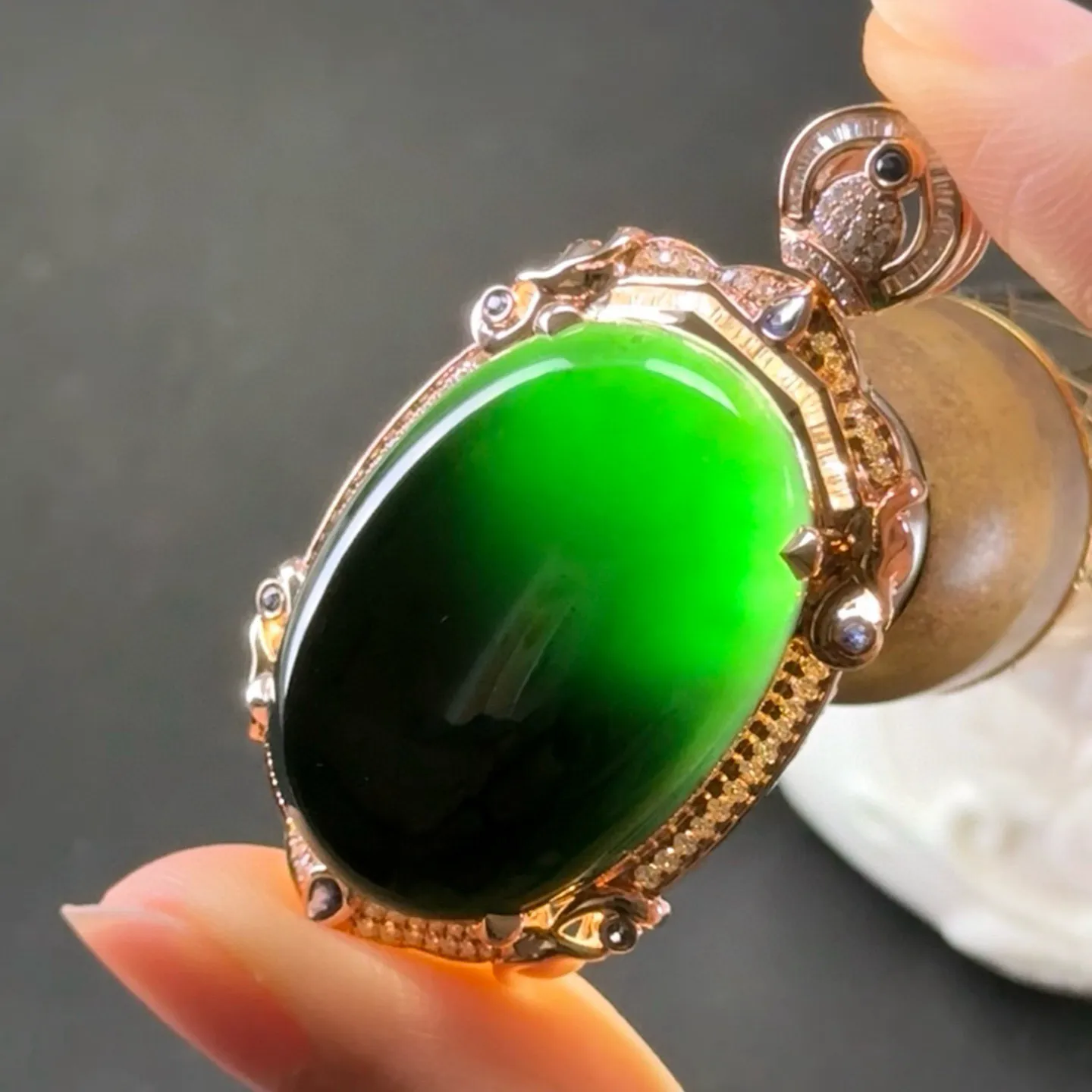 精品18k墨翠蛋面吊坠 种好色正 黑度极好 打灯通透 油性十足 尺寸51