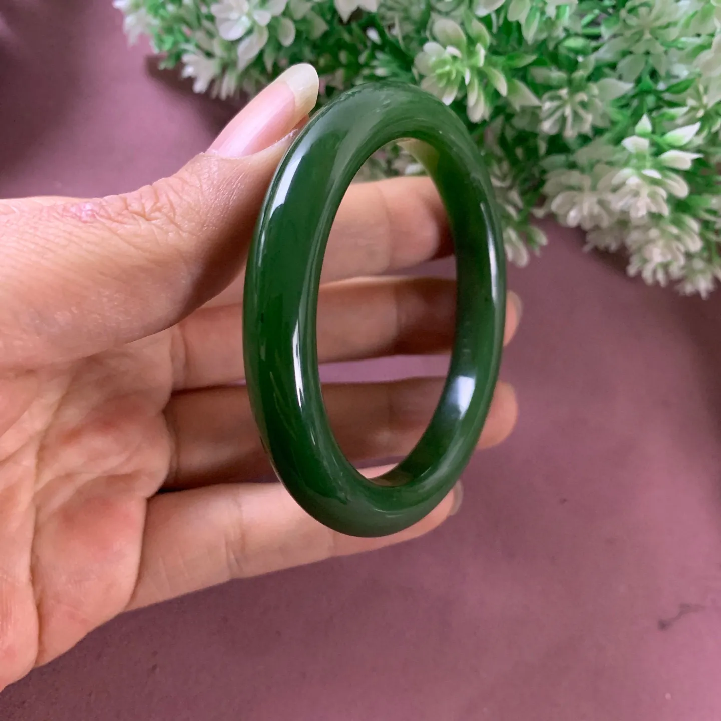 土豪款，和田玉56圈口碧玉阳绿色宽版手镯【挽间柔情】，镯型古朴典雅。在诗情画意的雨巷相遇，你是我腕间的一抹风情，有你眸有深情.清风荡漾湖间静水，我愿俯身低眉，在烟波涟漪处寻