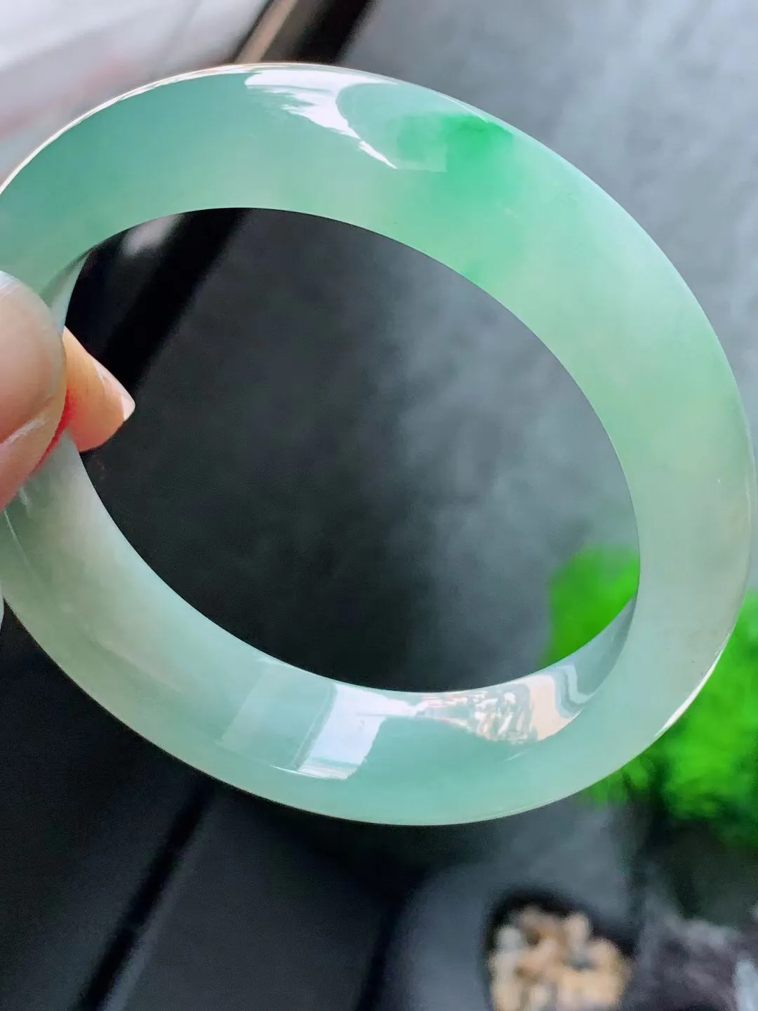 【翡翠名称】老种冰飘花58.6正圈口手镯
【翡翠尺寸】58.6/14.8/8.9mm适合57.6-5