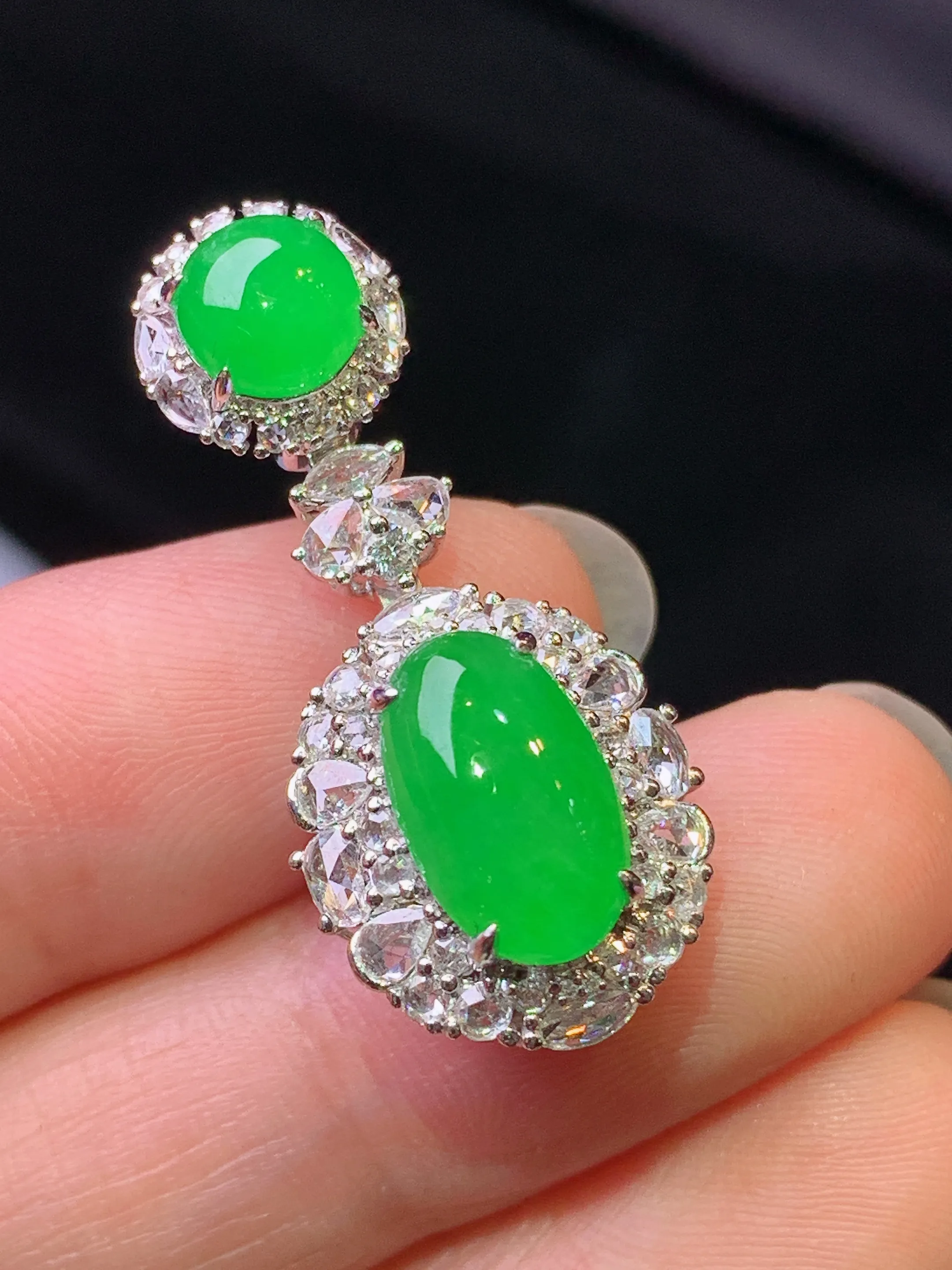 18k金钻镶嵌满绿蛋面吊坠 玉质细腻 色泽艳丽清新 整体尺寸32*14.2*11.3