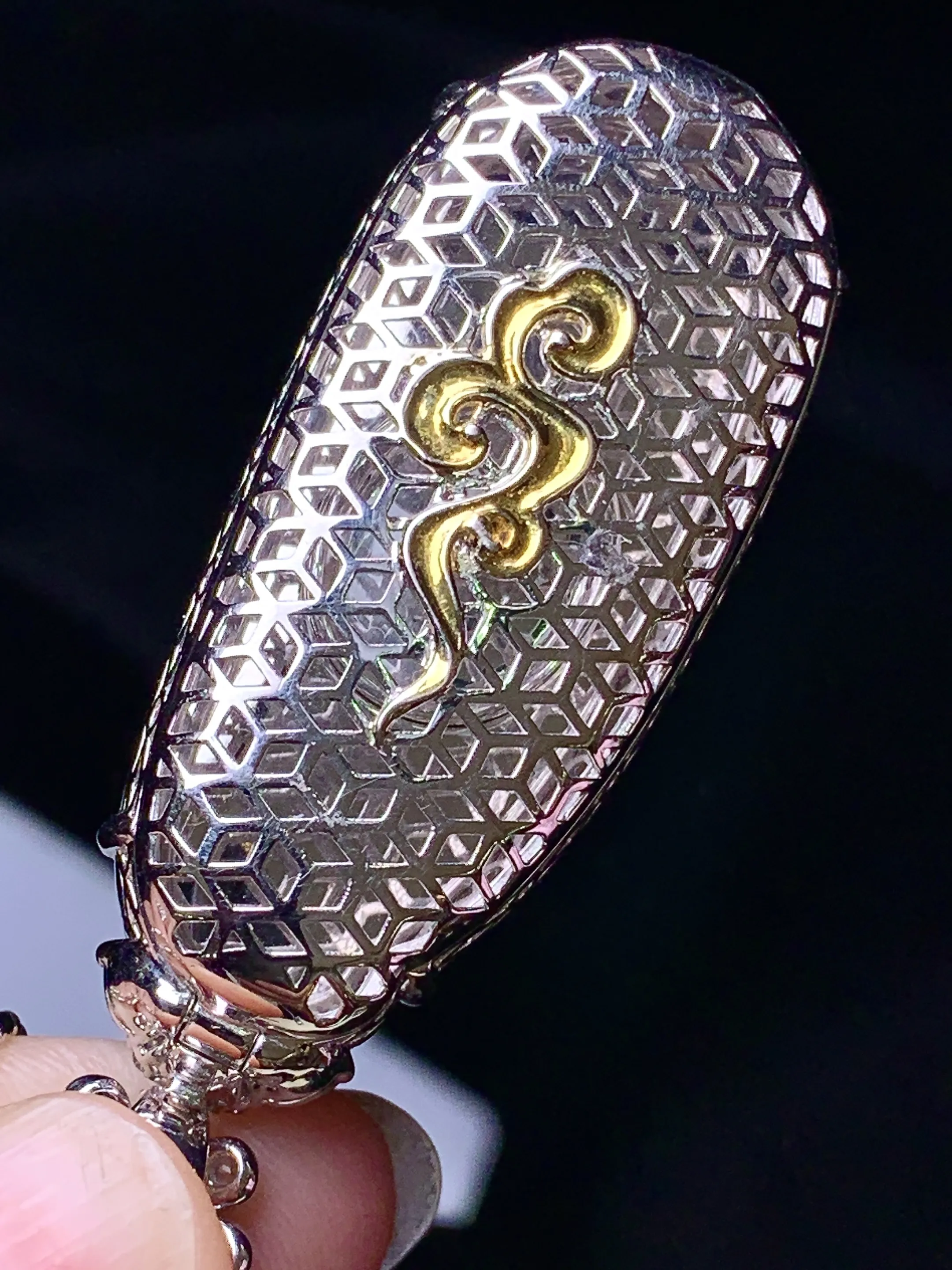 18k金钻镶嵌浅绿四季豆吊坠 玉质细腻 色泽艳丽清新 整体尺寸60.2*21.5*13.8