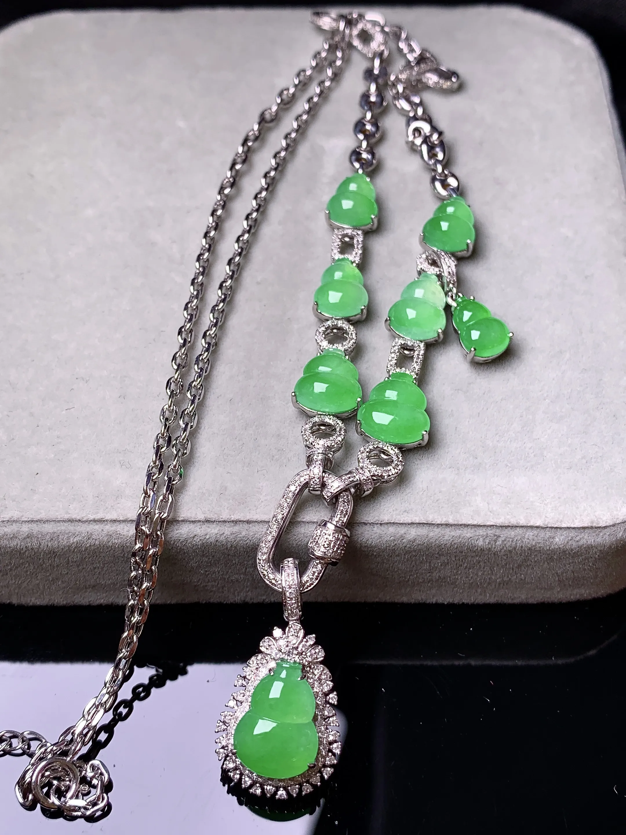 18k金钻镶嵌满绿可分拆多用葫芦项链吊坠 玉质细腻 色泽艳丽清新 整体尺寸82*12.5*7.6