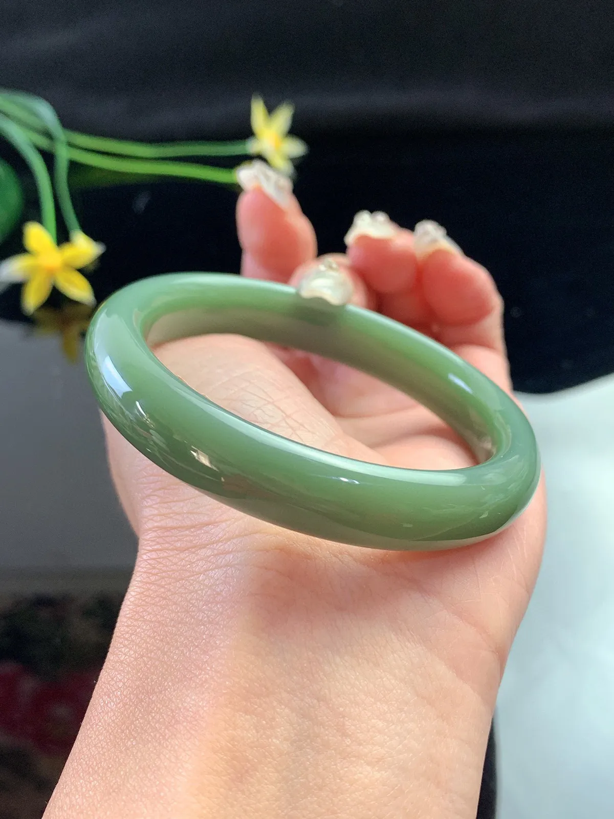 和田玉碧玉54圈口粉青色手镯，玉质细腻油润 底色纯净 无裂无杂 脂粉好，品质好