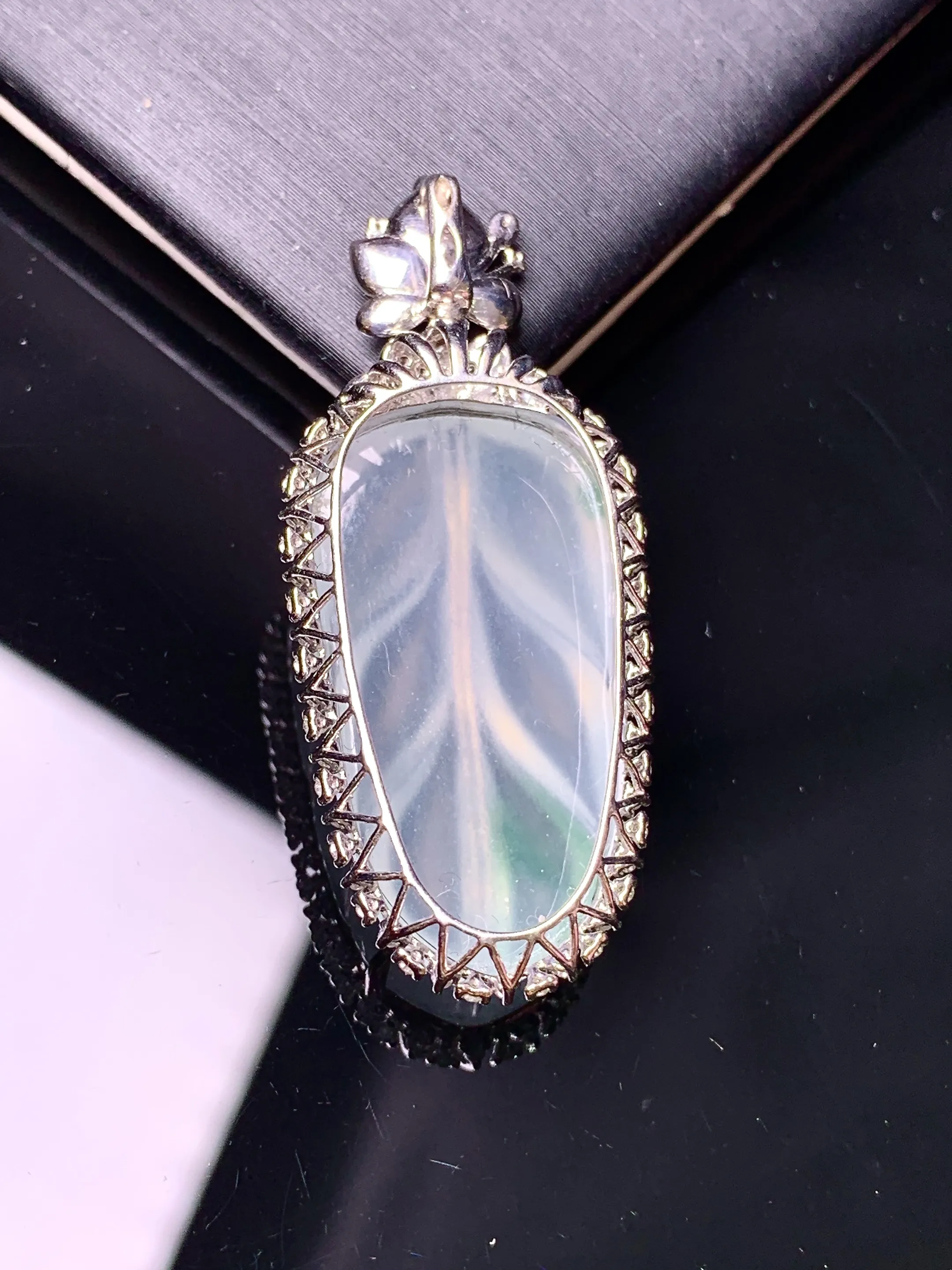 18k金钻镶嵌冰种树叶吊坠 玉质细腻 色泽艳丽清新 整体尺寸41.5*17.3*8