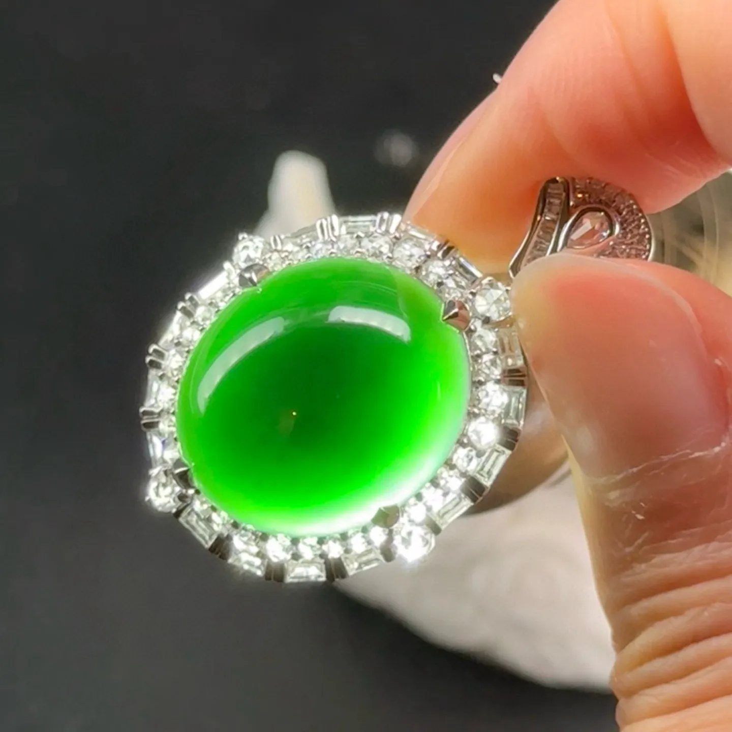 18k满钻豪镶墨翠蛋面吊坠 种好色正 黑度极好 打灯通透 油性十足 尺寸35.9