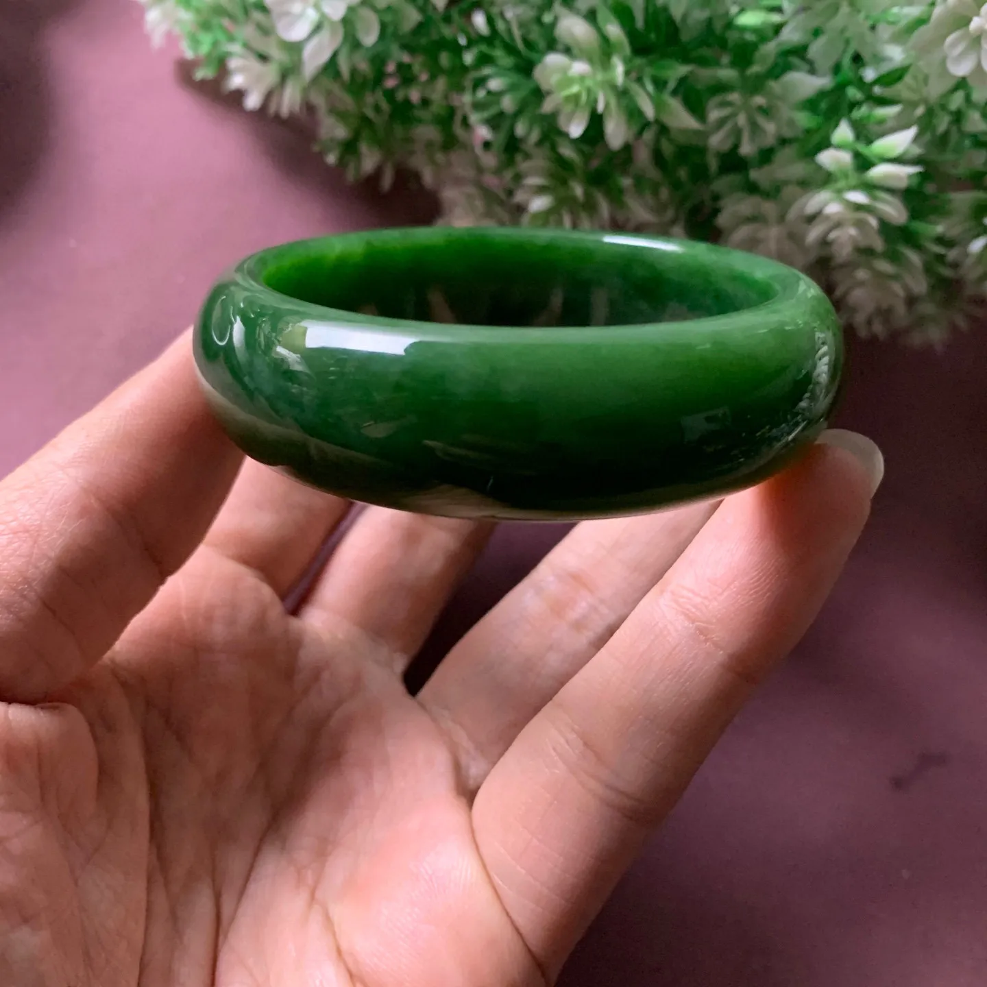 和田玉56.6圈口碧玉阳绿色宽版手镯【挽间柔情】，镯型古朴典雅。在诗情画意的雨巷相遇，你是我腕间的一抹风情，有你眸有深情.清风荡漾湖间静水，我愿俯身低眉，在烟波涟漪处寻