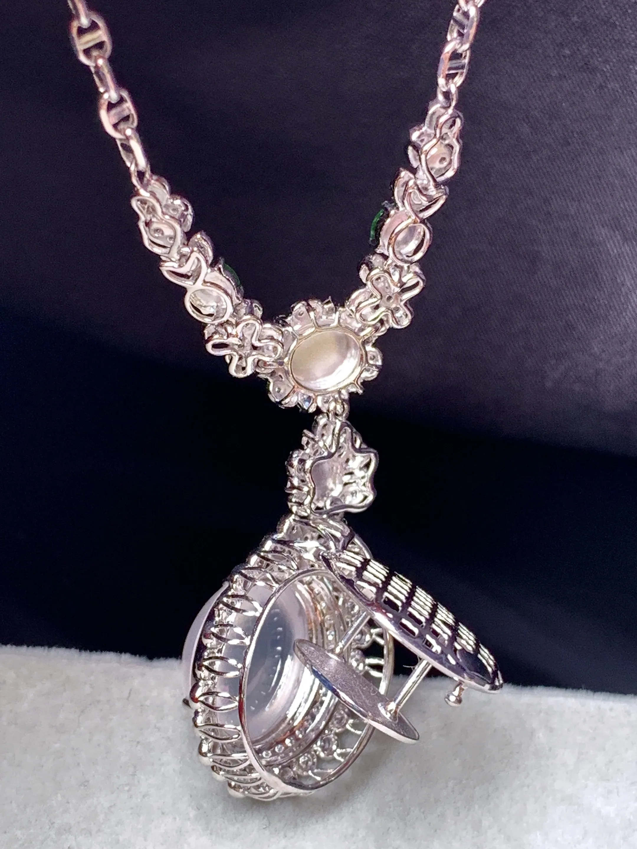 18k金钻镶嵌冰种蛋面锁骨项链 玉质细腻 色泽艳丽清新 整体尺寸49*16.2*12.6