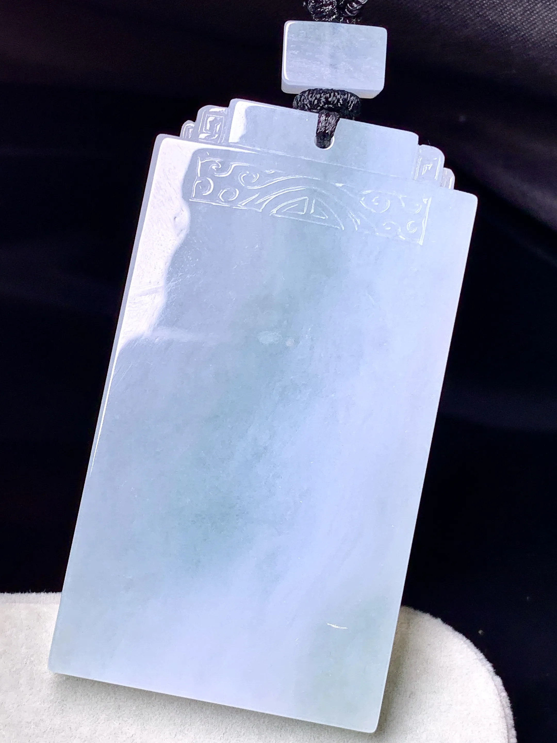 飘绿无事牌吊坠 玉质细腻 色泽艳丽清新 整体尺寸55.5*30.8*6