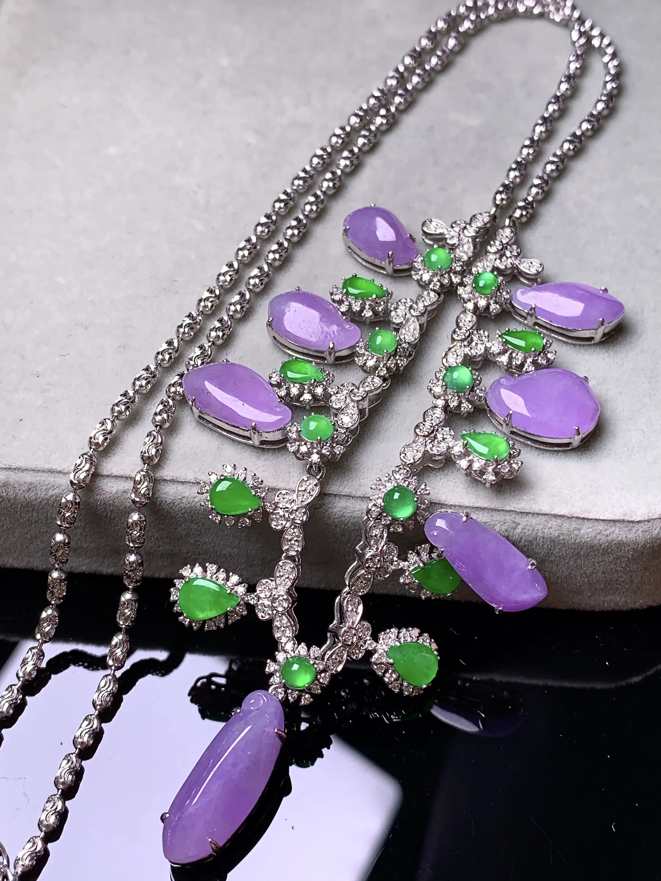 18k金钻镶嵌紫罗兰福瓜组合锁骨项链 玉质细腻 色泽艳丽清新 整体尺寸75*34*6.3