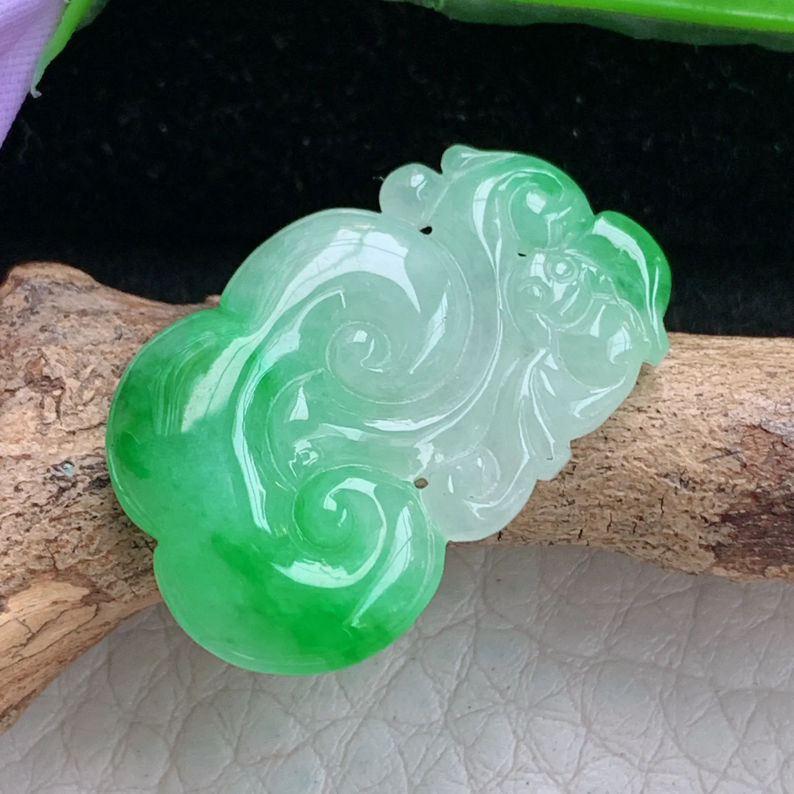 zen实拍28.6*17.8*3.5天然缅甸翡翠白底青瑞云如意玉吊坠 玉挂件