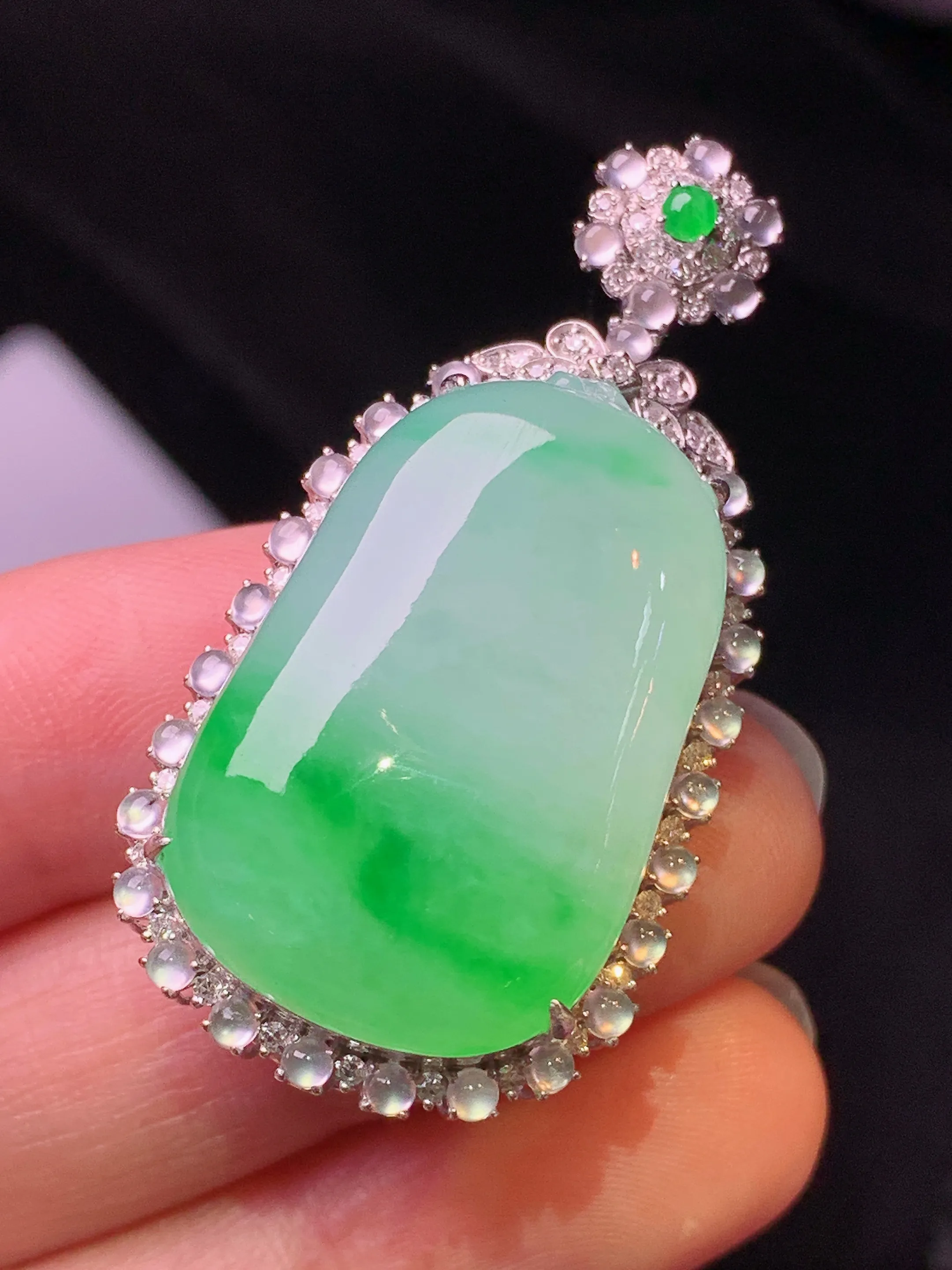 18k金钻镶嵌飘绿福瓜吊坠 玉质细腻 色泽艳丽清新 整体尺寸43.3*22*14.6