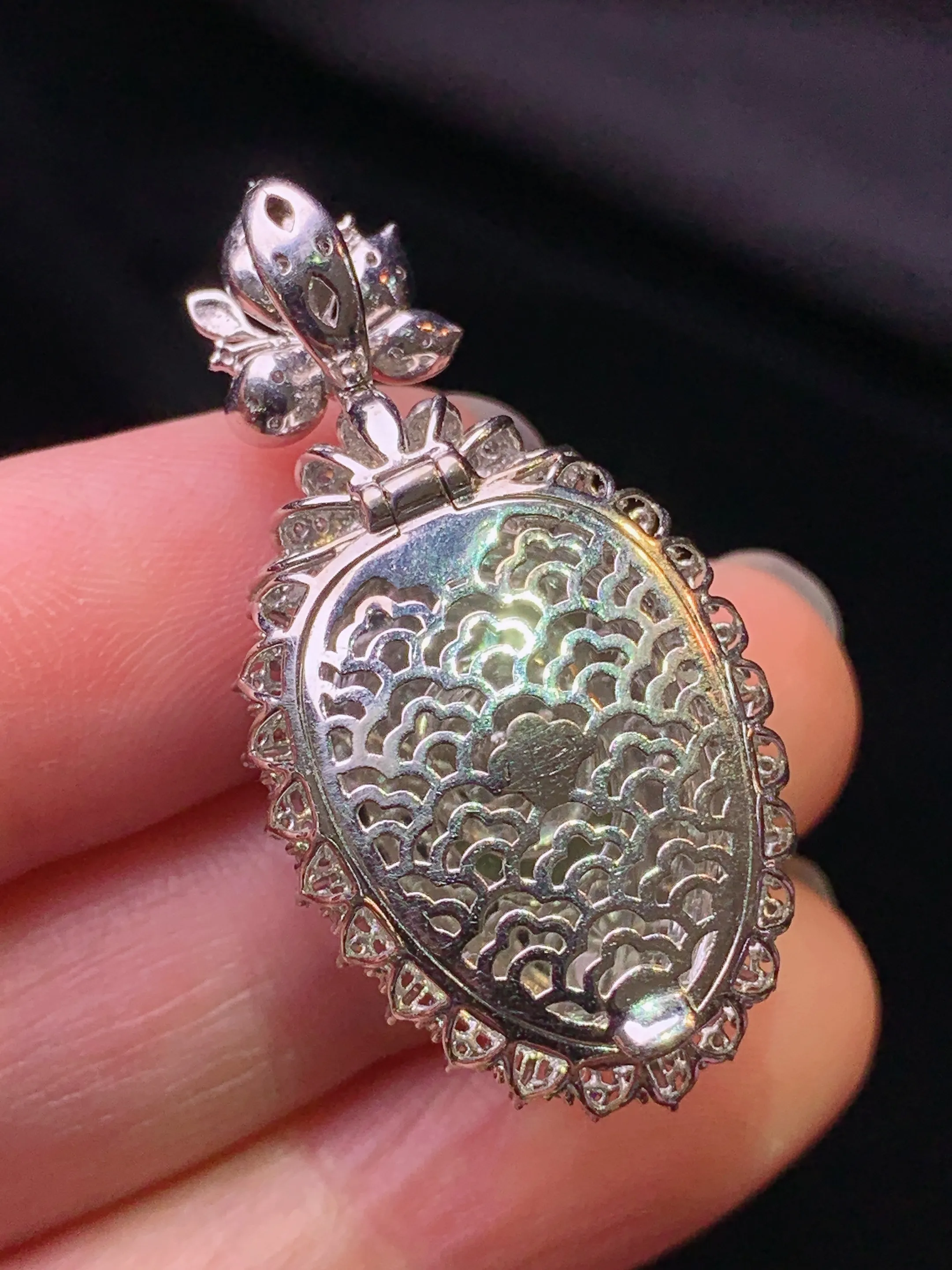 18k金钻镶嵌翠绿福瓜吊坠 玉质细腻 色泽艳丽清新 整体尺寸37*18.6*14.5