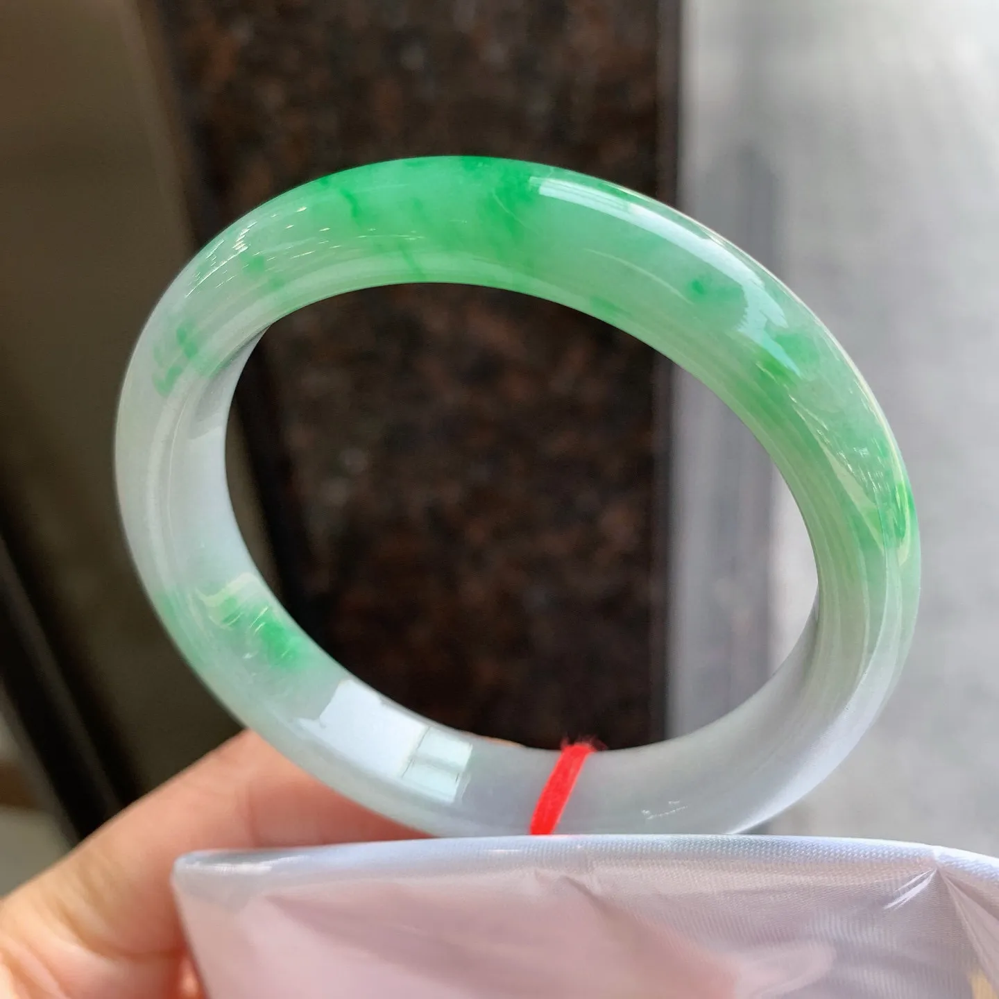 正圈飘绿 完美无瑕 尺寸：55.5/10.6/7.3 细腻