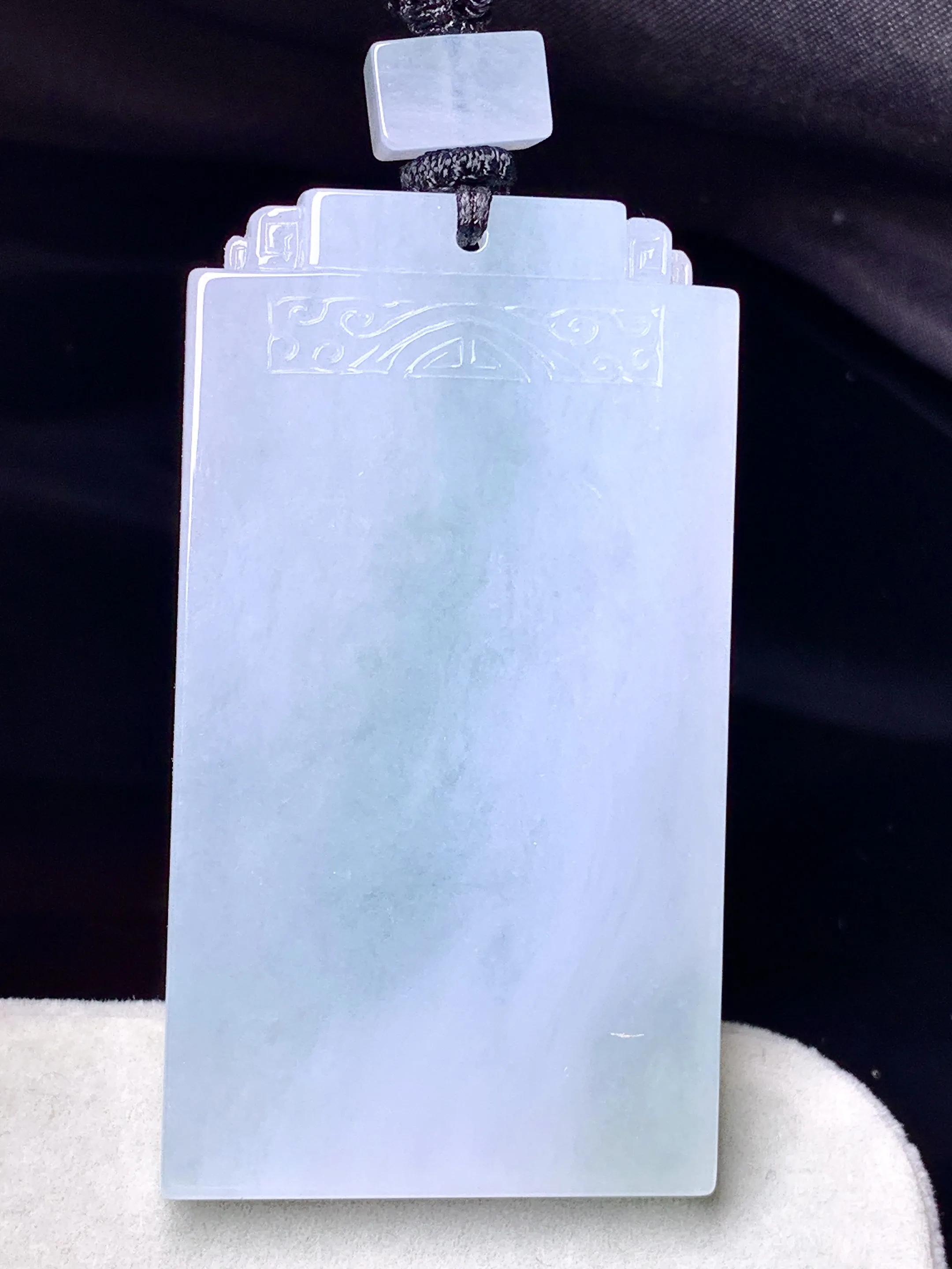 飘绿无事牌吊坠 玉质细腻 色泽艳丽清新 整体尺寸55.5*30.8*6