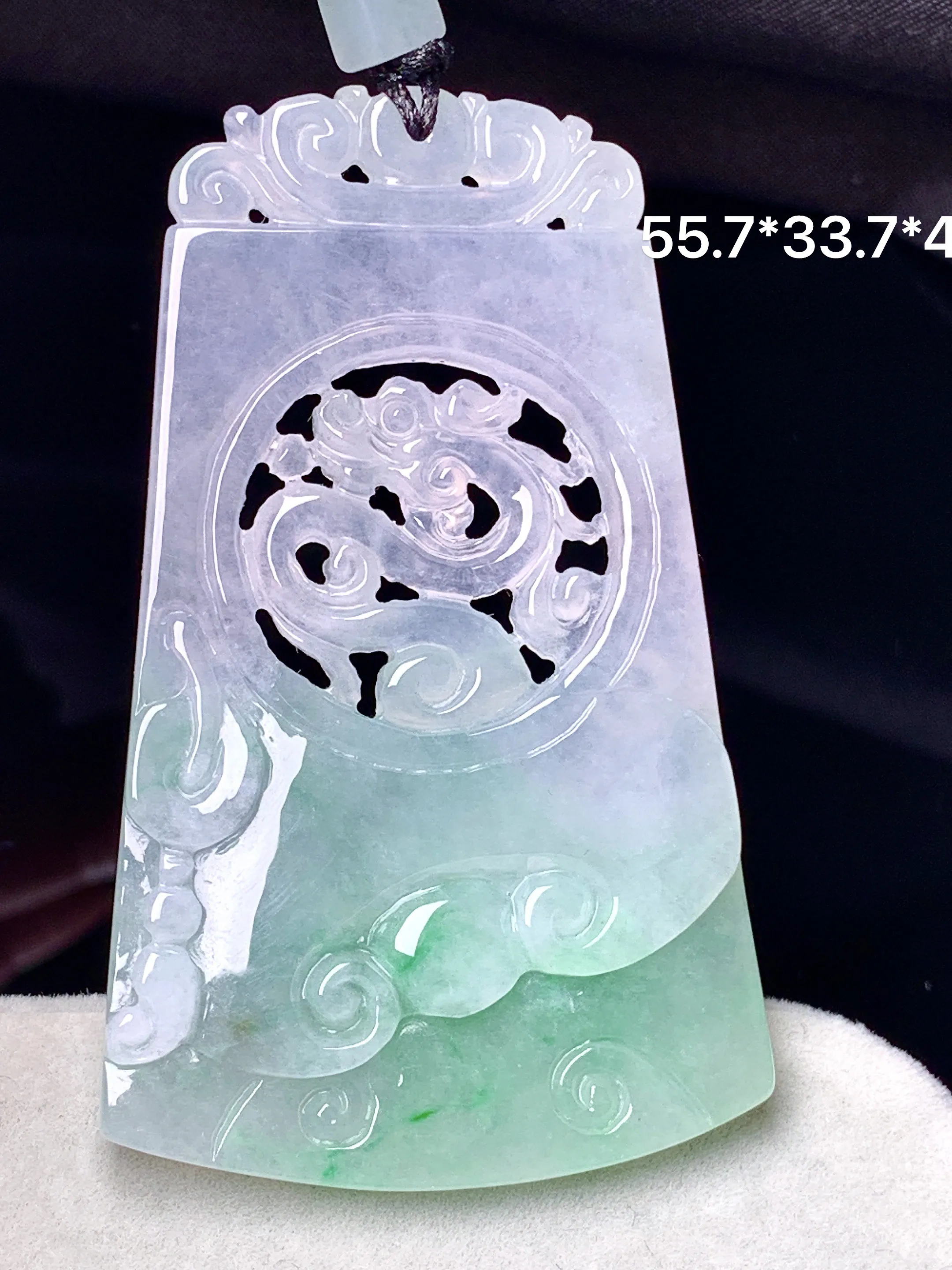 飘绿龙如意牌吊坠 玉质细腻 色泽艳丽清新 整体尺寸55.7*33.7*4