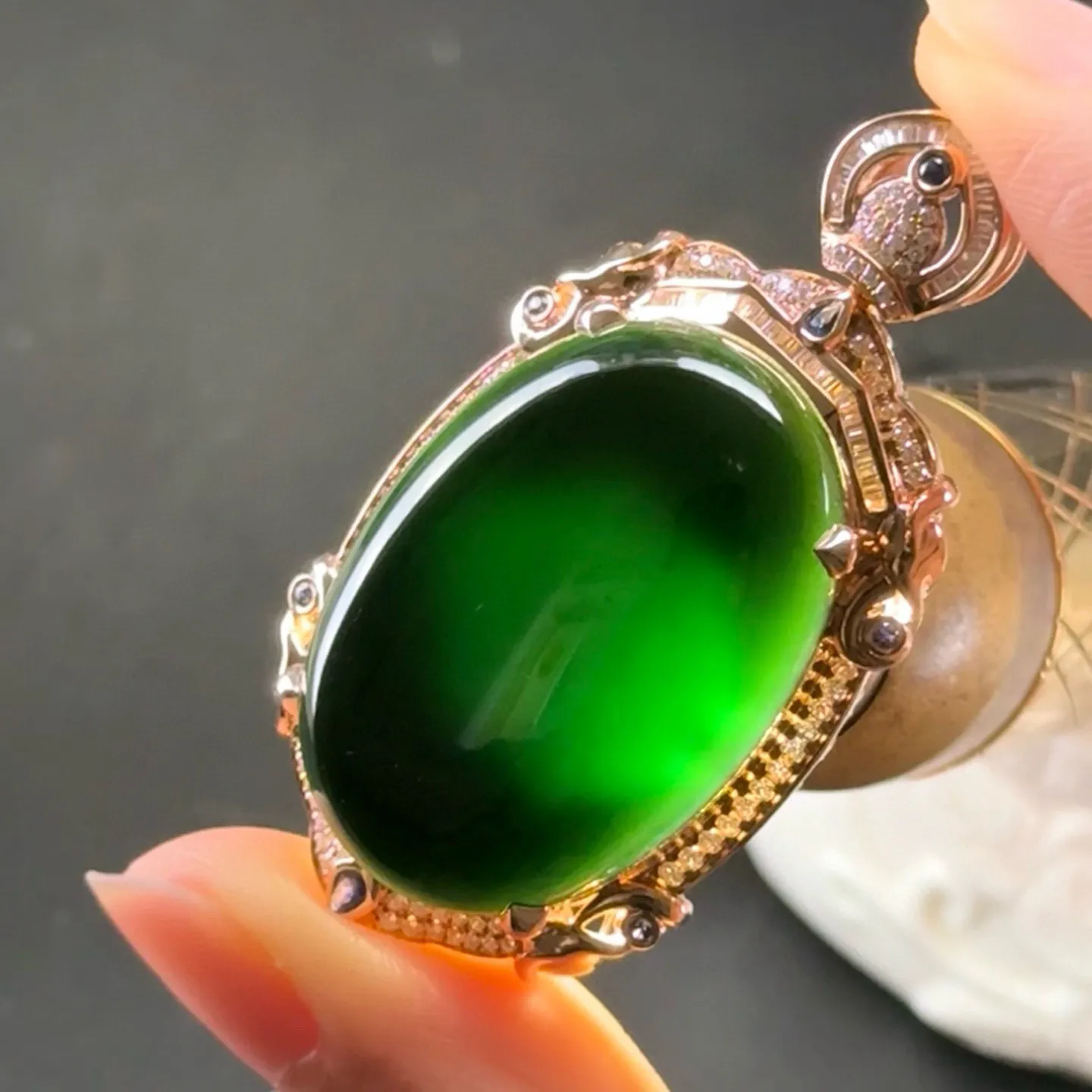 精品18k墨翠蛋面吊坠 种好色正 黑度极好 打灯通透 油性十足 尺寸51