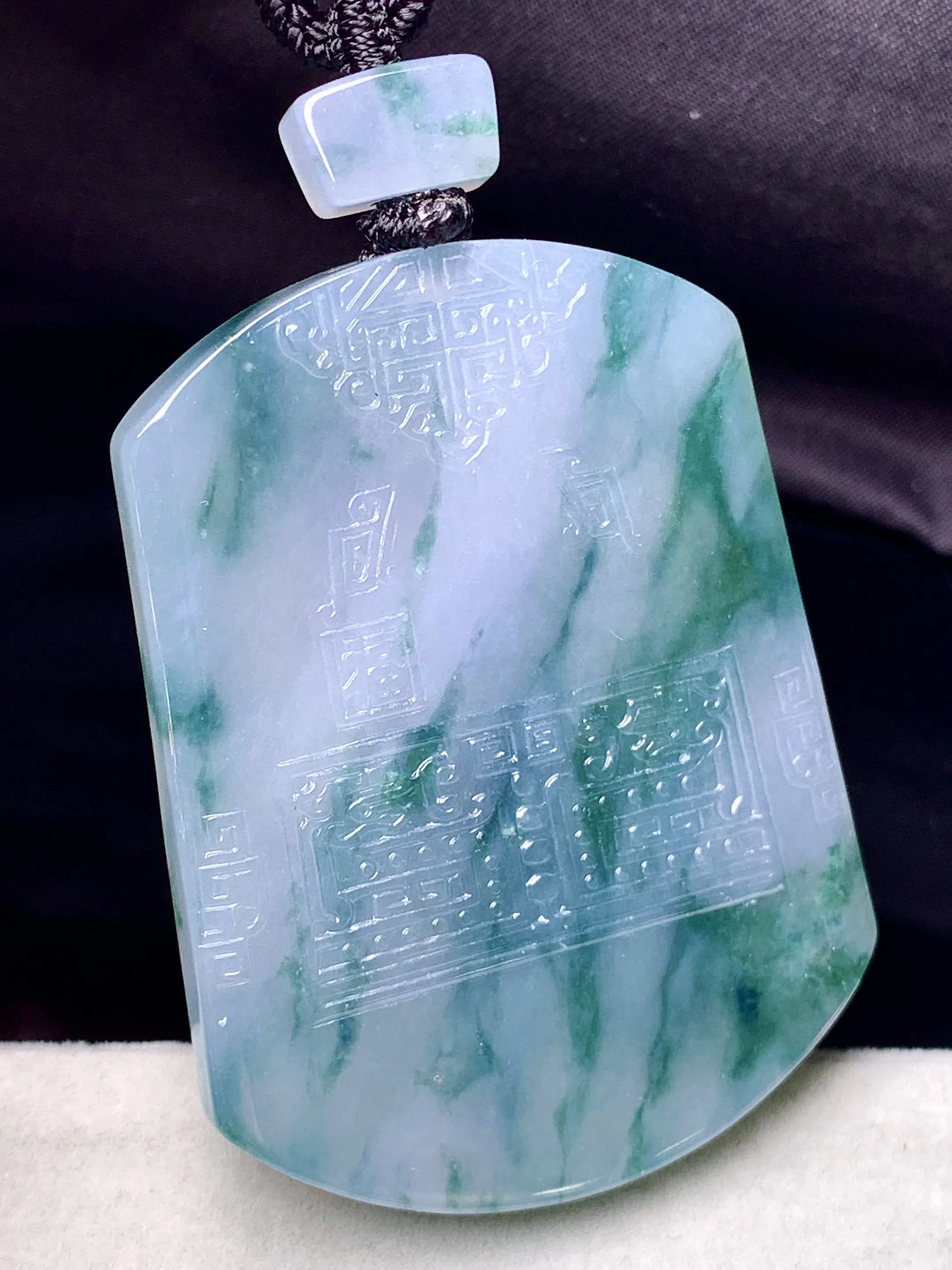 飘花无事牌吊坠 玉质细腻 色泽艳丽清新 整体尺寸53.1*40.5*5.5