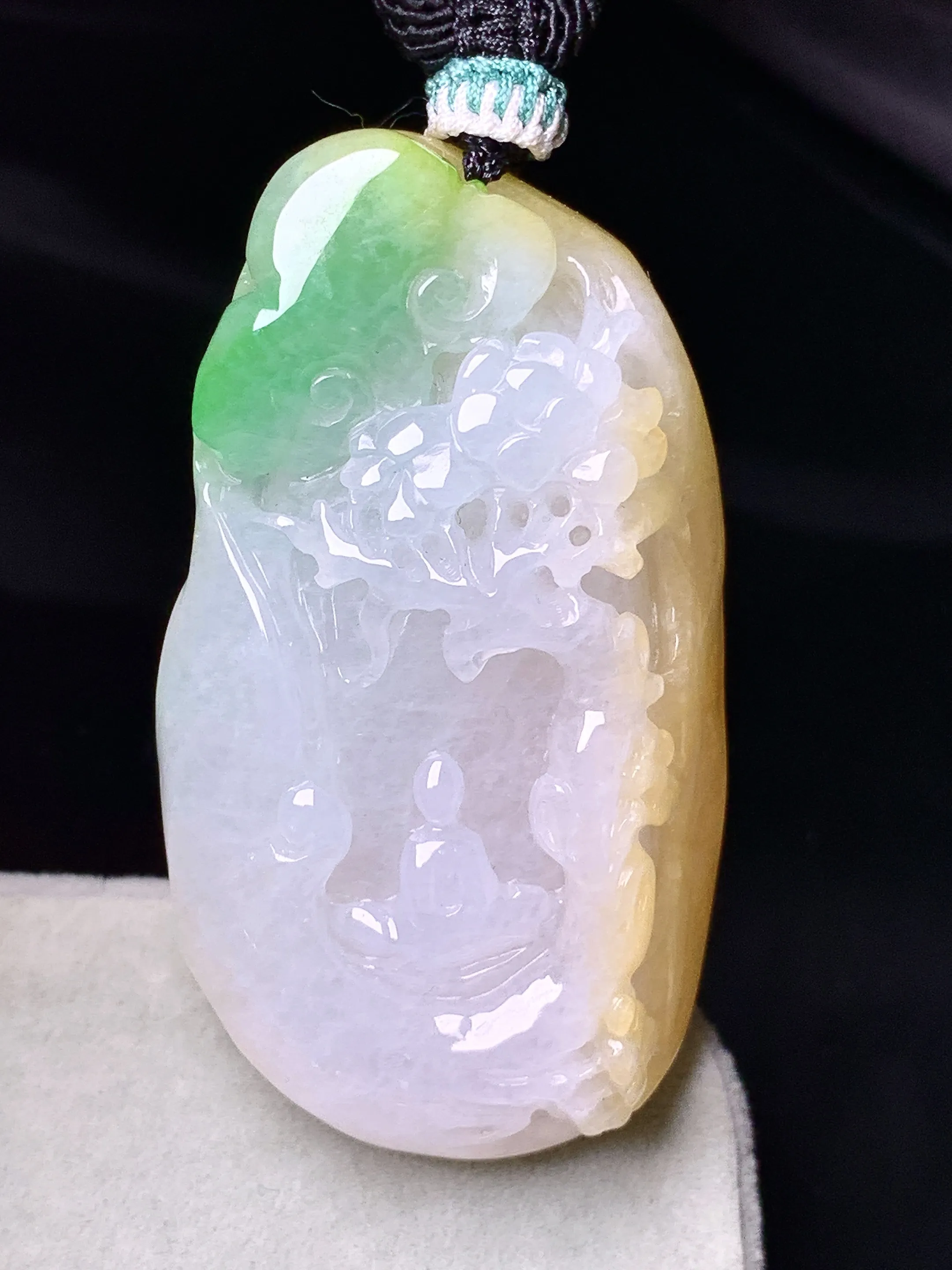 飘黄绿悟道吊坠 玉质细腻 色泽艳丽清新 整体尺寸47.2*26.6*11