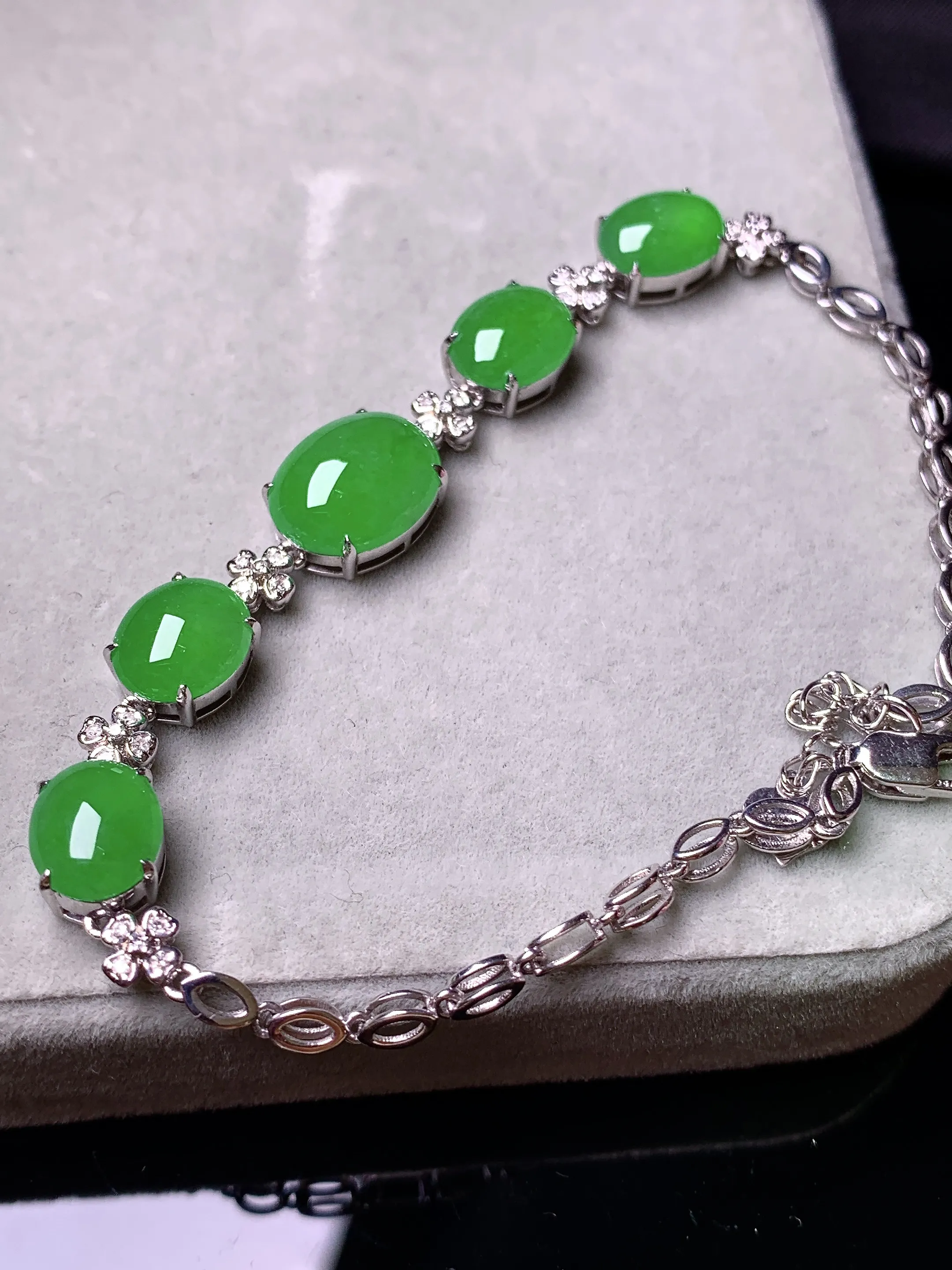 18k金钻镶嵌满绿蛋面手链 玉质细腻 色泽艳丽清新 整体尺寸73*9*5.8