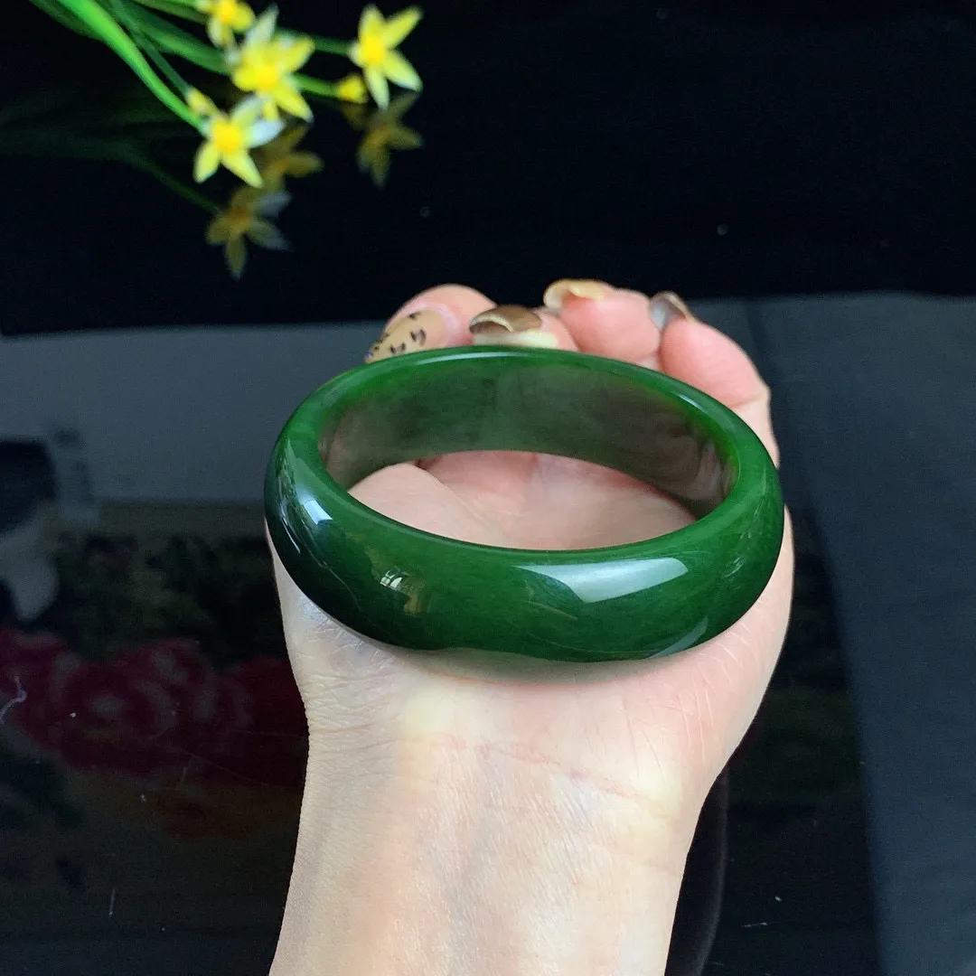 和田玉59.5圈口菠菜绿宽条碧玉手镯！玉质细腻油润 底色纯净 无裂无杂 脂粉好，品质高