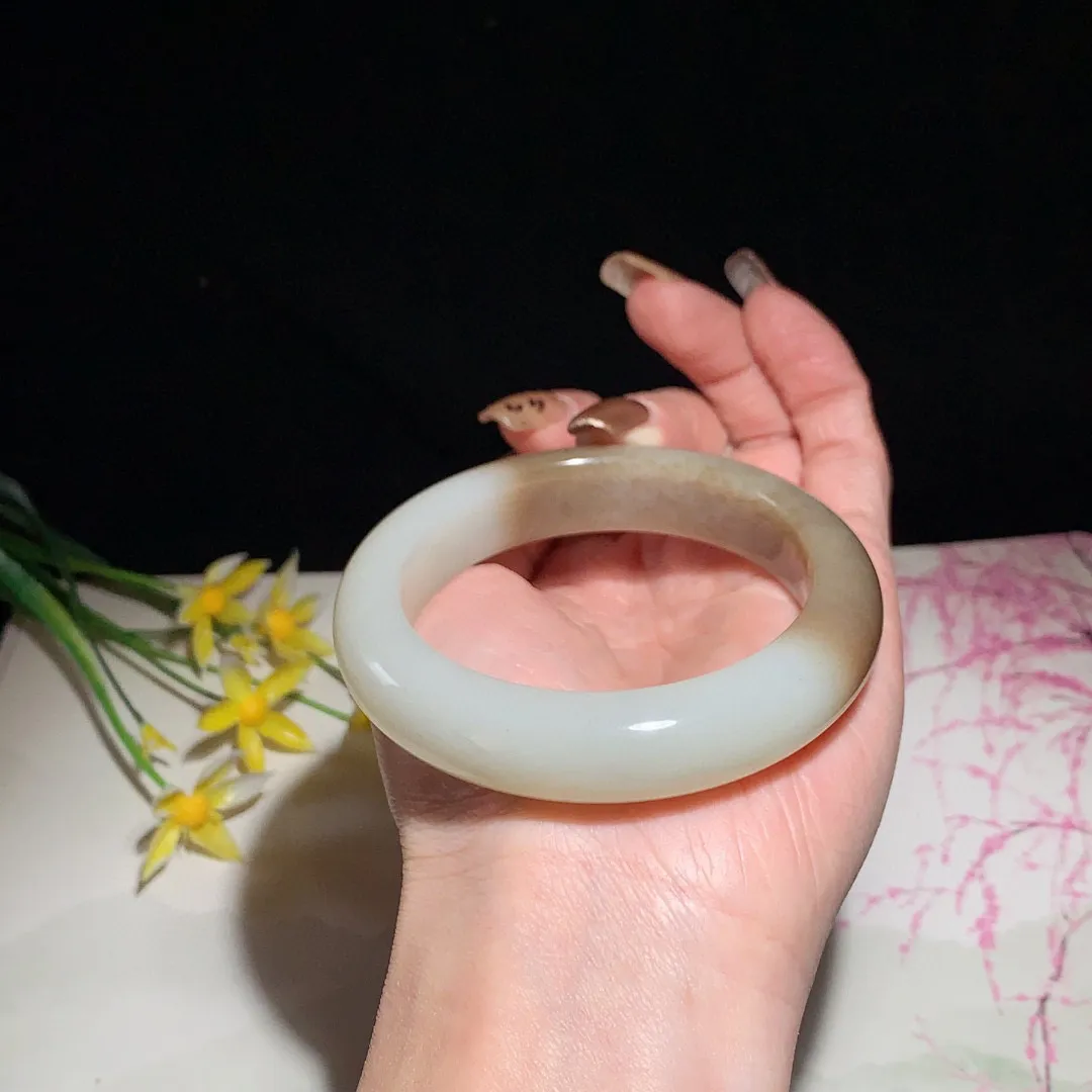 和田玉55圈且末糖宽条手镯！玉质细腻油润 底色纯净  无裂无棉 脂粉好，品质高。