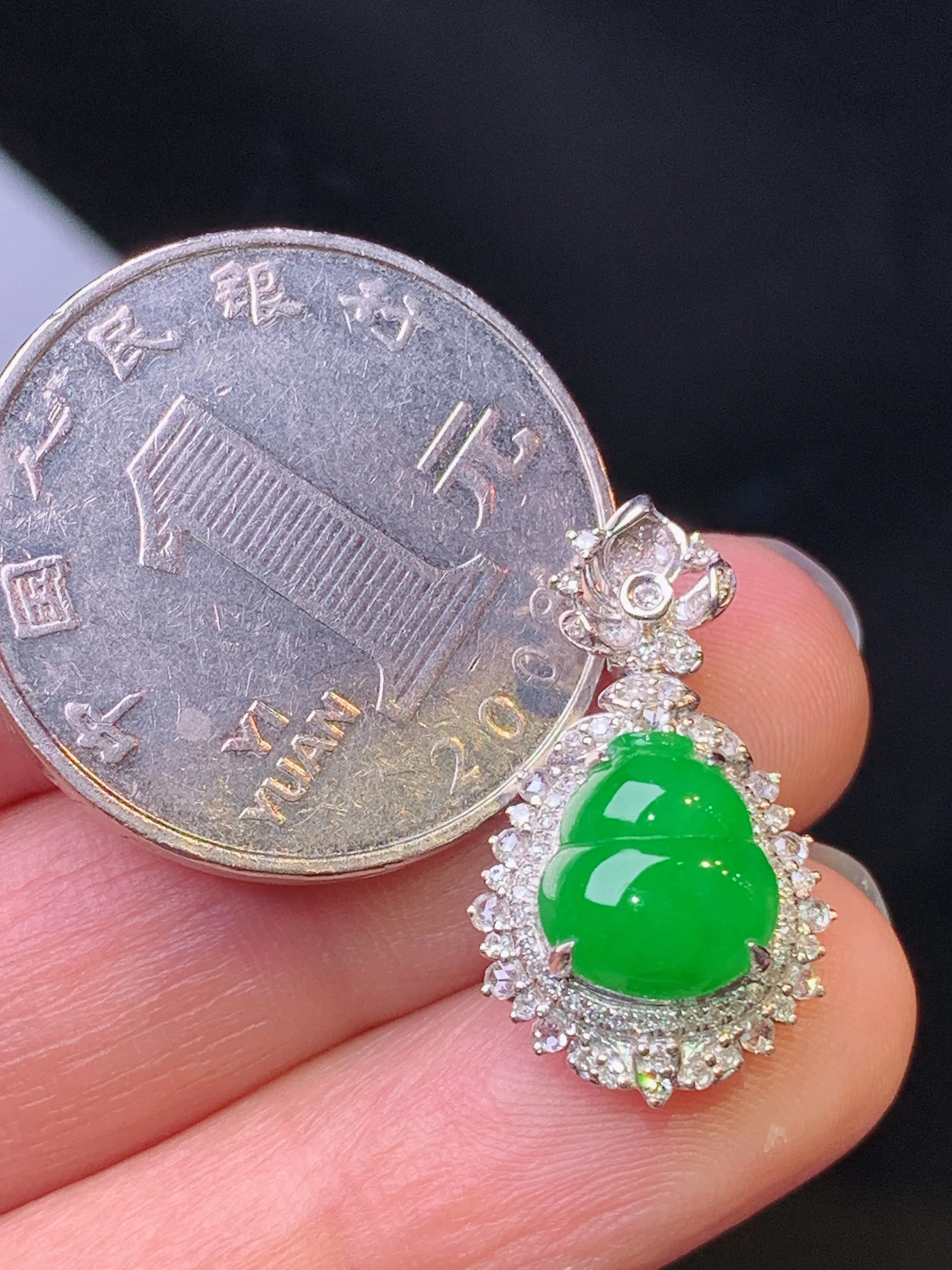 18k金钻镶嵌满绿葫芦吊坠 玉质细腻 色泽艳丽清新 整体尺寸22.5*13.2*8.8