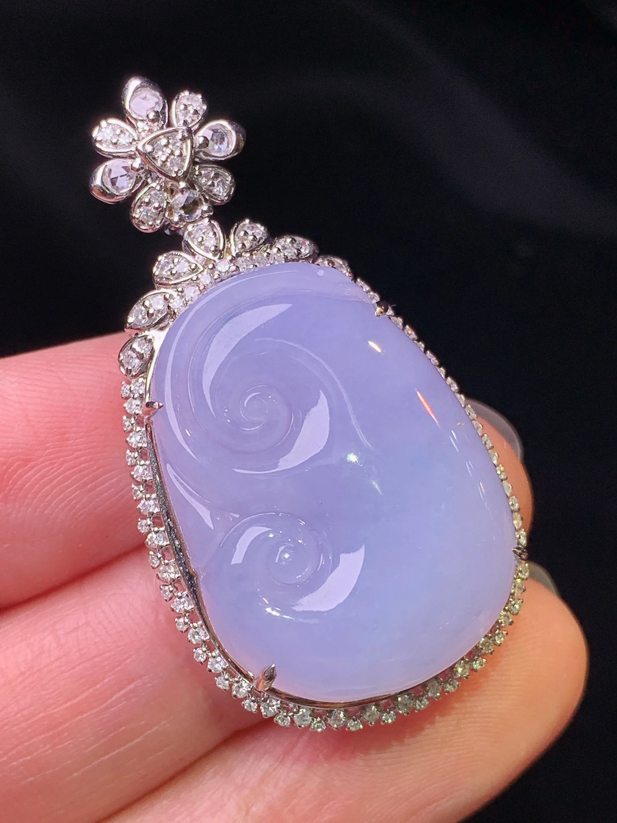 18k金钻镶嵌紫罗兰如意吊坠 玉质细腻 色泽艳丽清新 整体尺寸40.8*21.7*10.5