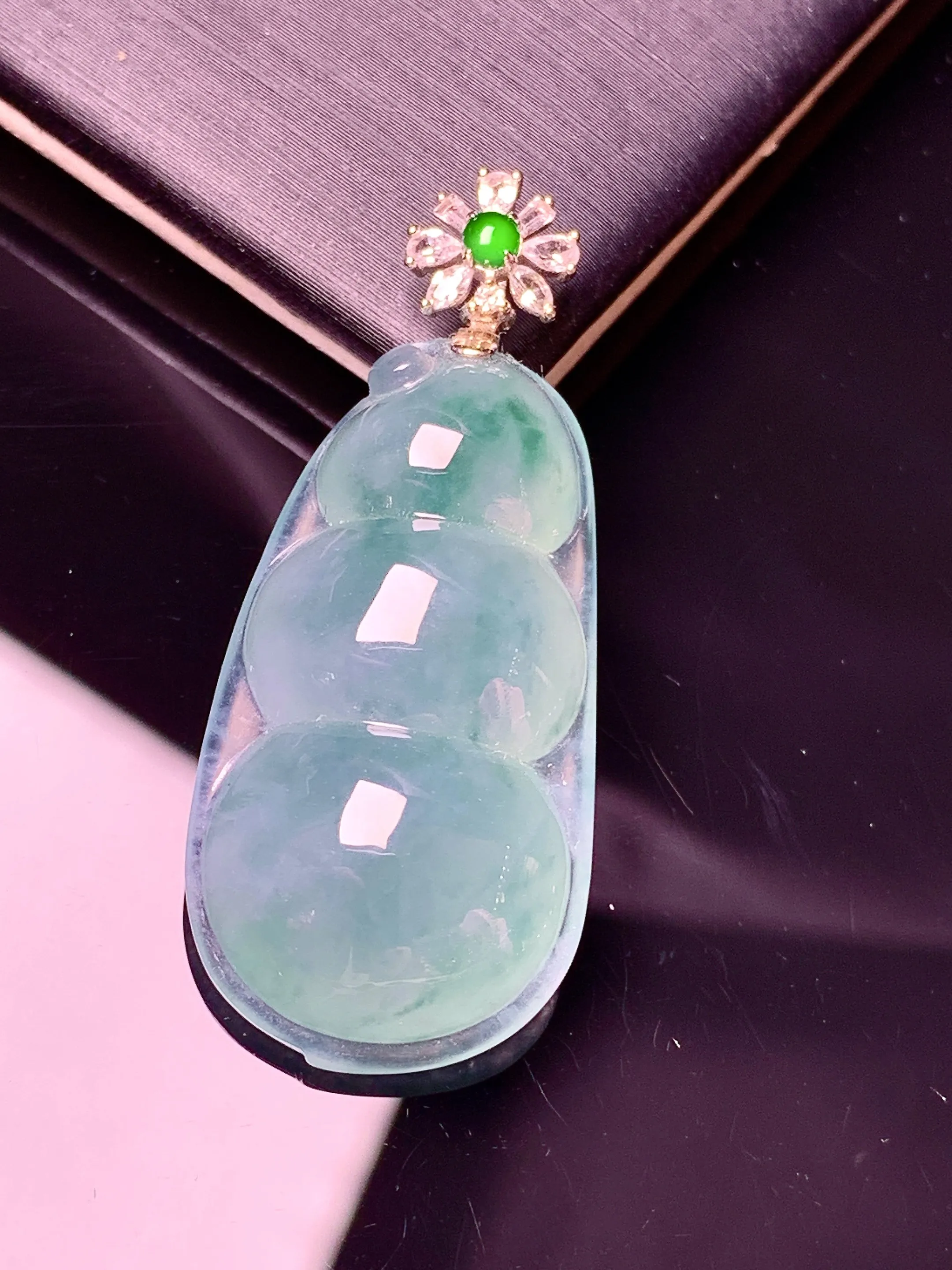 18k金钻镶嵌晴绿四季豆吊坠 玉质细腻 色泽艳丽清新 整体尺寸38.3*16.3*9.6