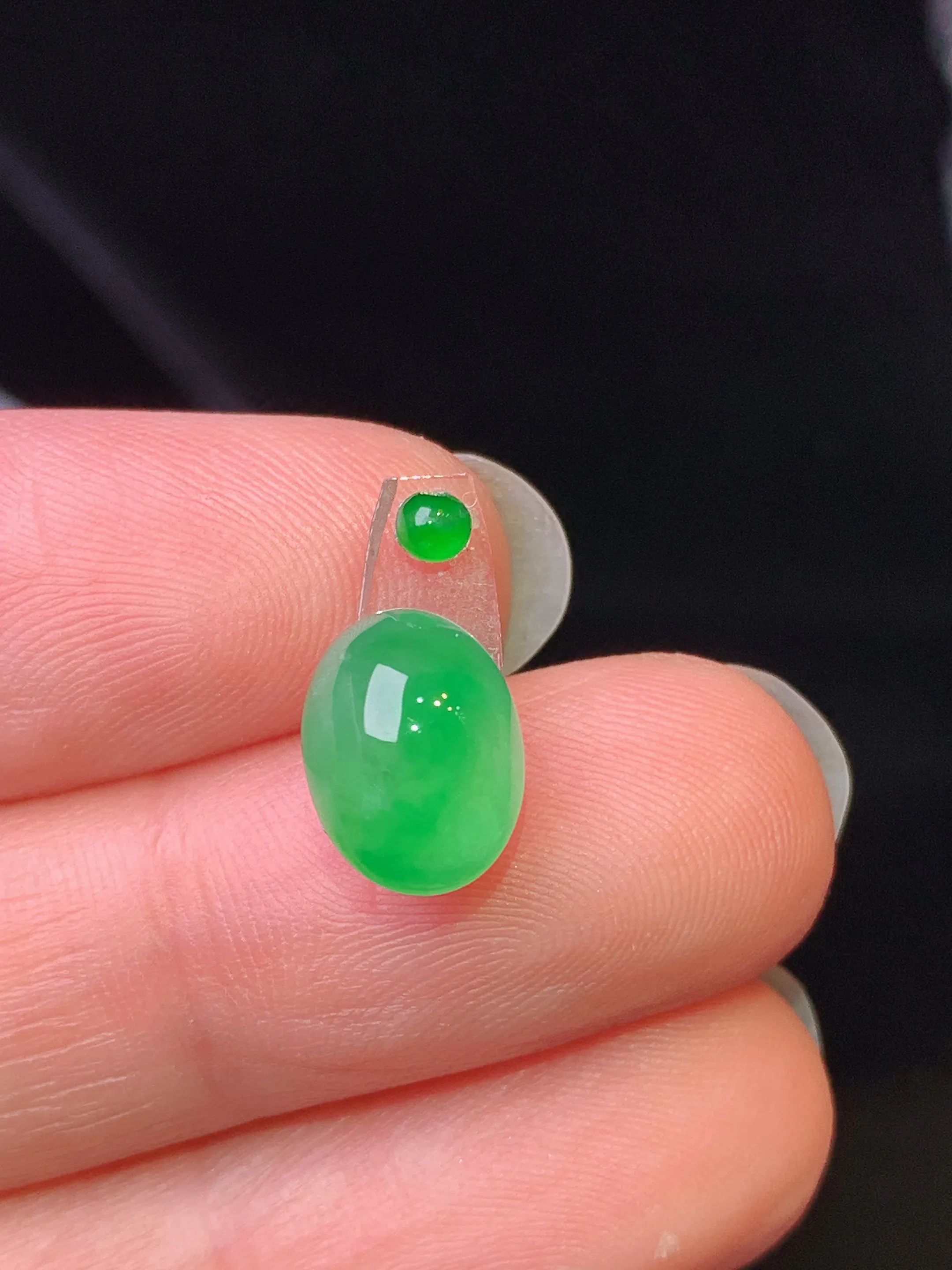 镶嵌款 翠绿蛋面吊坠 玉质细腻 色泽艳丽清新 整体尺寸10*7.6*5.5