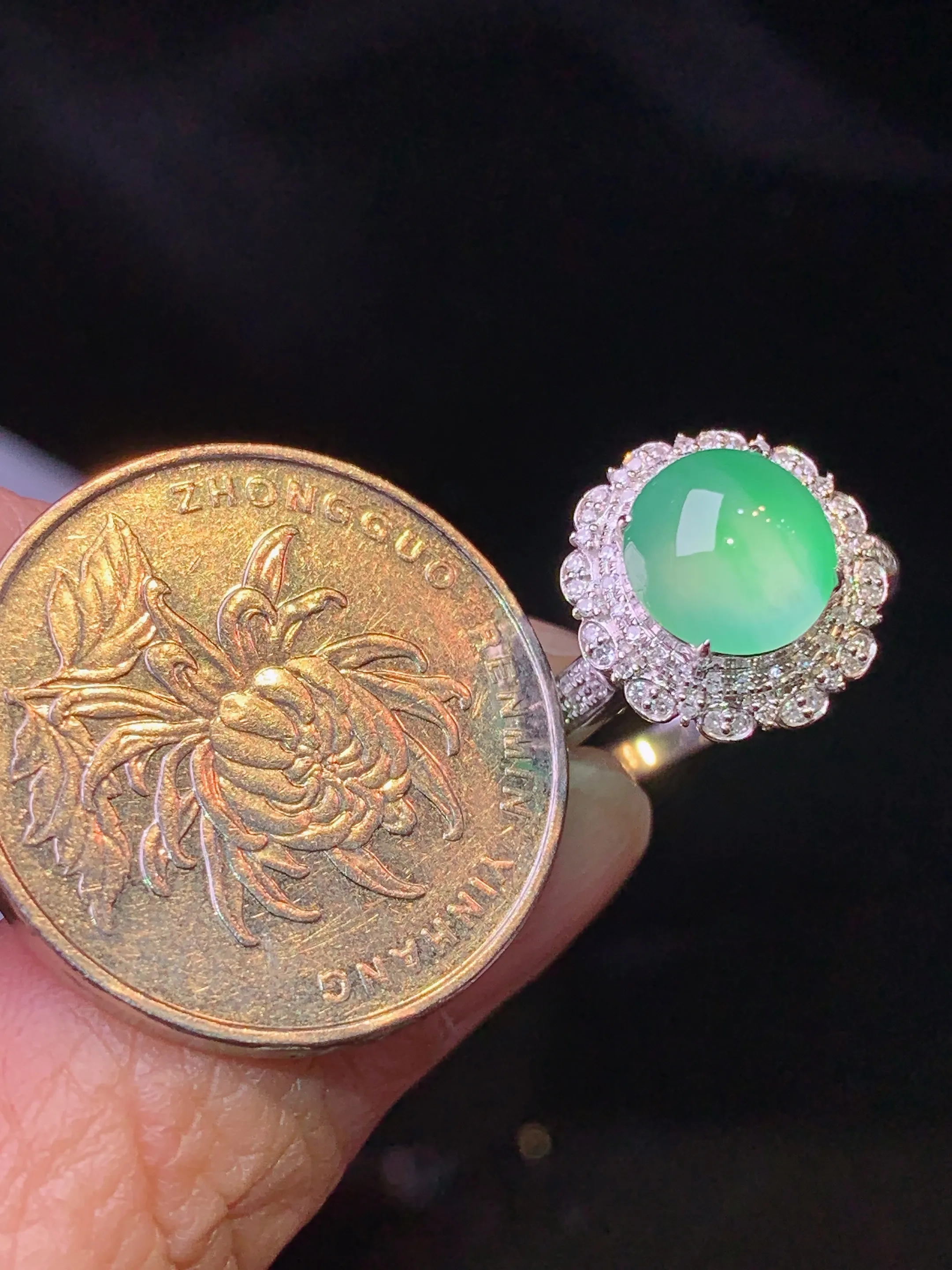 18k金钻镶嵌翠绿蛋面戒指 玉质细腻 色泽艳丽清新 圈口14 整体尺寸13.6*12.8*10