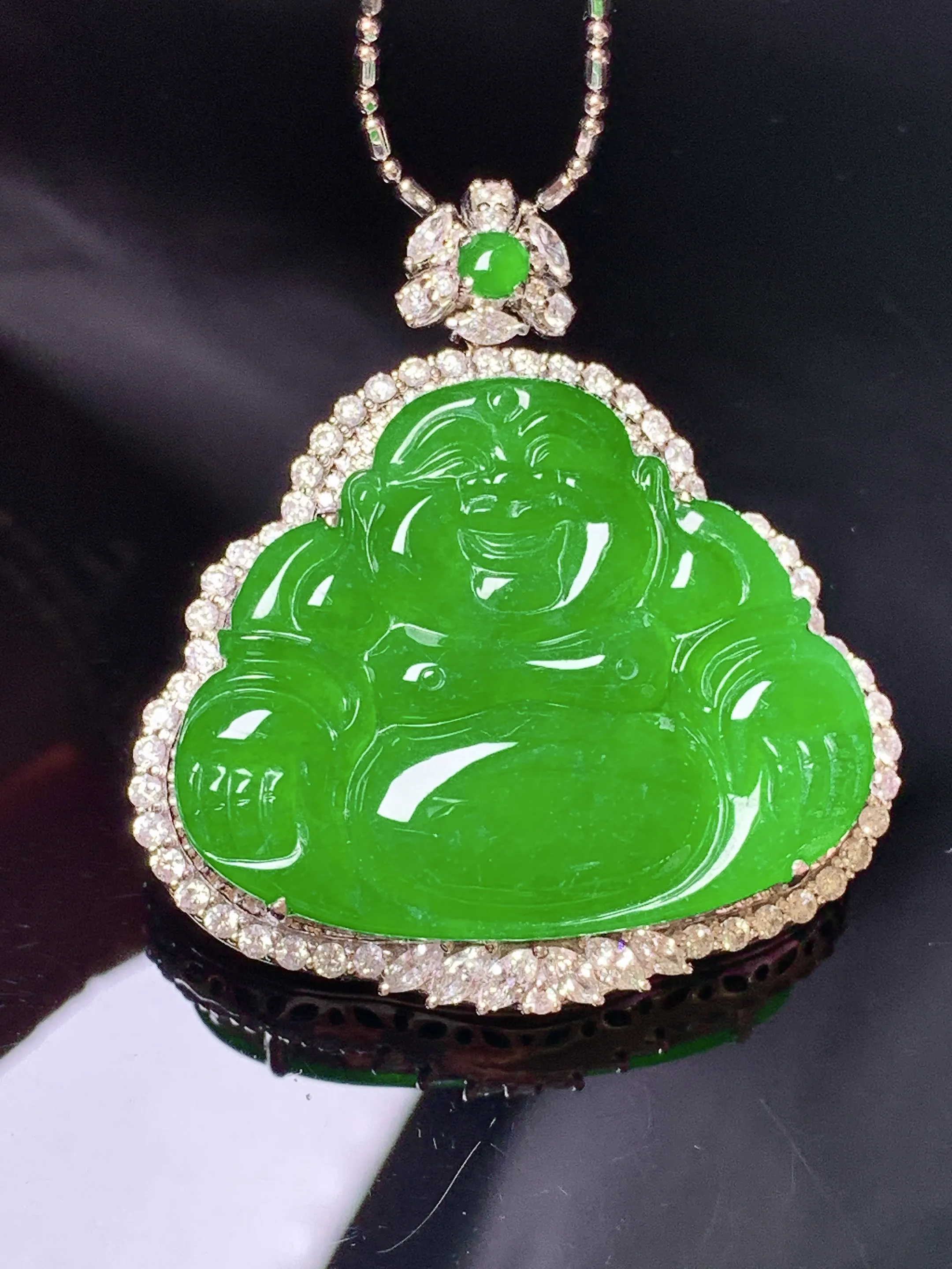 18k金钻镶嵌满绿佛公吊坠 玉质细腻 色泽艳丽清新 整体尺寸40*36*11.6