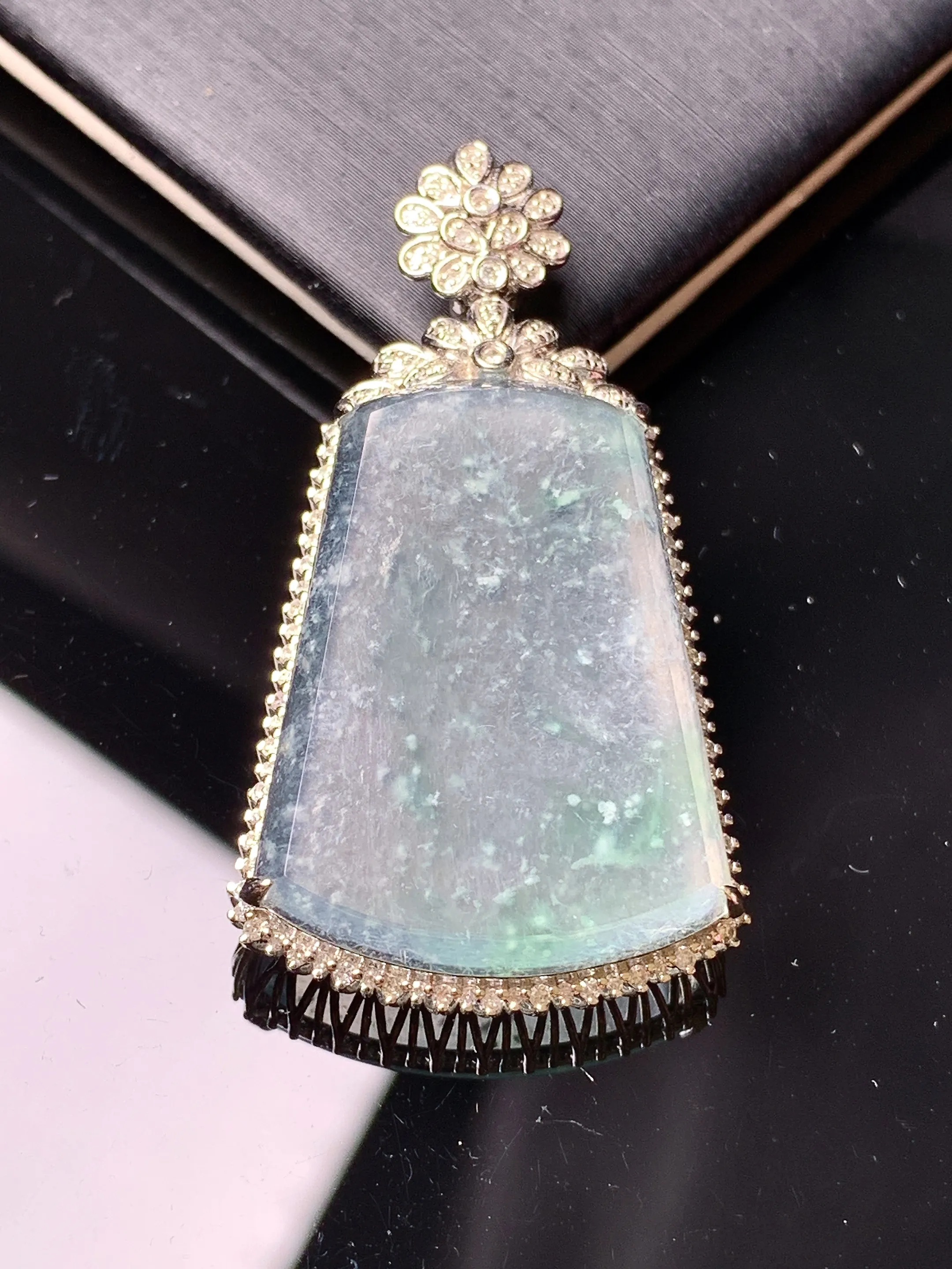 18k金钻镶嵌冰种无事牌吊坠 玉质细腻 色泽艳丽清新 整体尺寸41.5*22.5*7.5