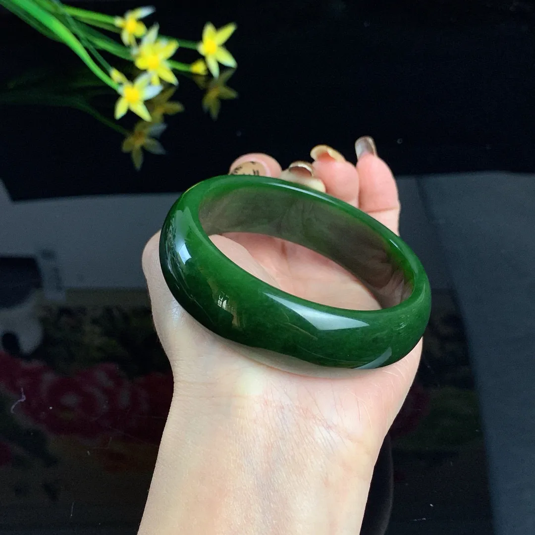 和田玉59.5圈口菠菜绿宽条碧玉手镯！玉质细腻油润 底色纯净 无裂无杂 脂粉好，品质高