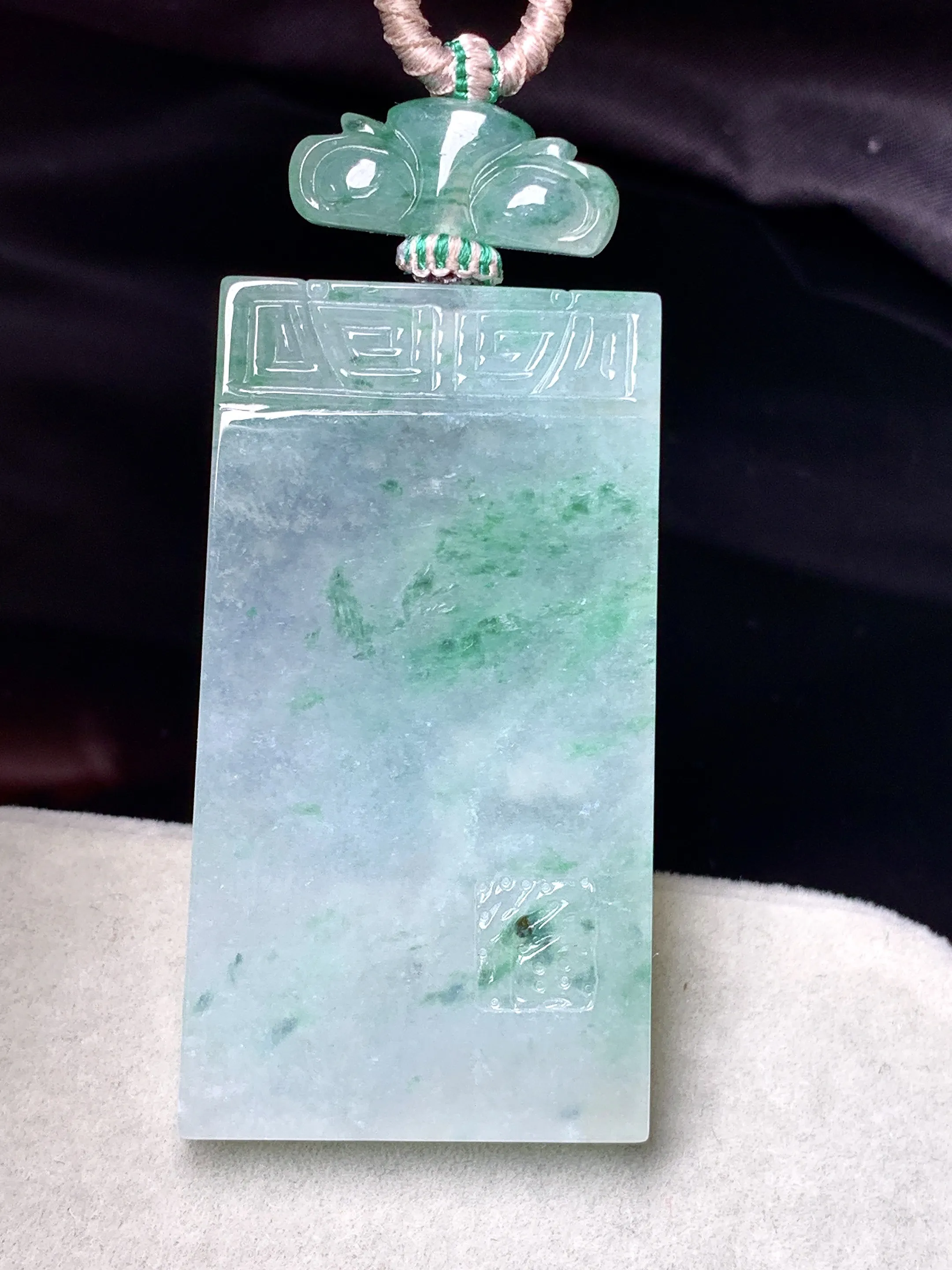 飘绿无事牌吊坠 玉质细腻 色泽艳丽清新 整体尺寸42.5*23.5*4.8