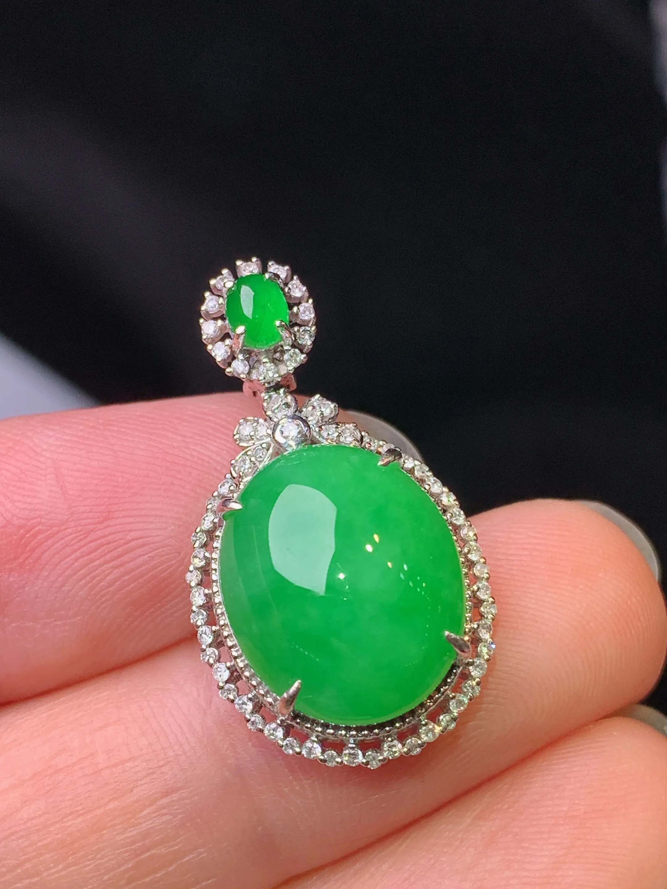 18k金钻镶嵌满绿蛋面吊坠 玉质细腻 色泽艳丽清新 整体尺寸26.5*14.8*9.2