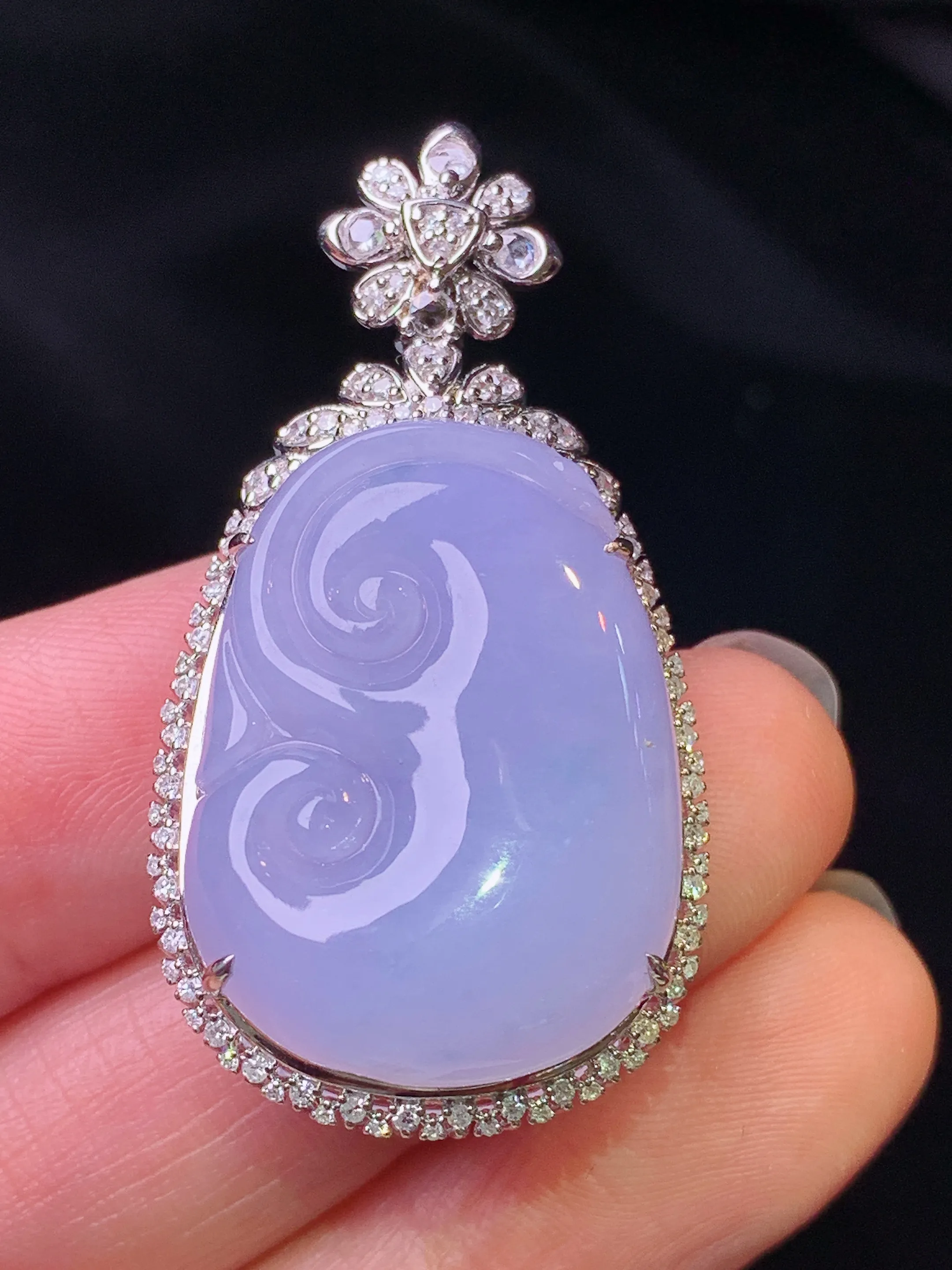 18k金钻镶嵌紫罗兰如意吊坠 玉质细腻 色泽艳丽清新 整体尺寸40.8*21.7*10.5