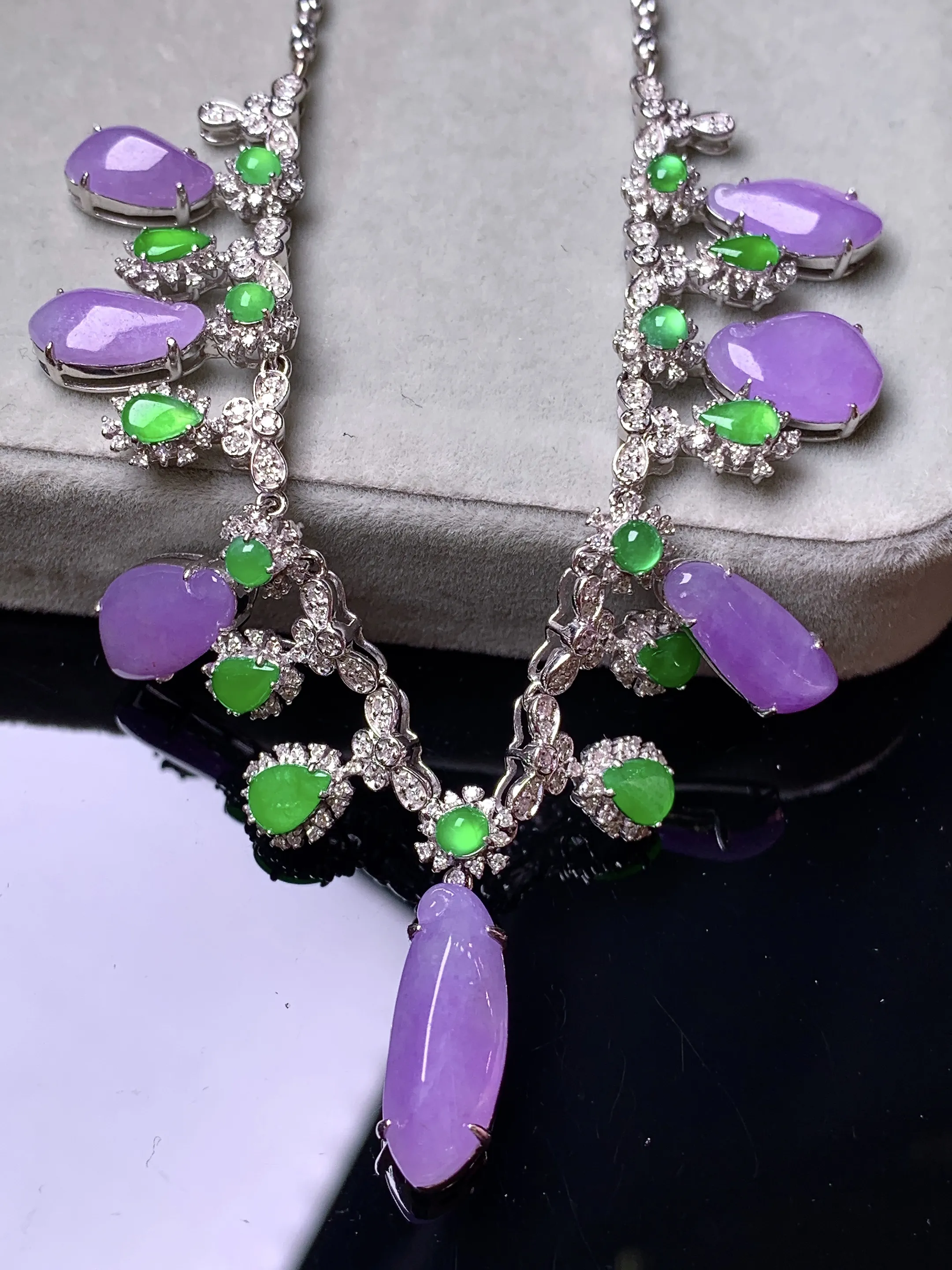 18k金钻镶嵌紫罗兰福瓜组合锁骨项链 玉质细腻 色泽艳丽清新 整体尺寸75*34*6.3