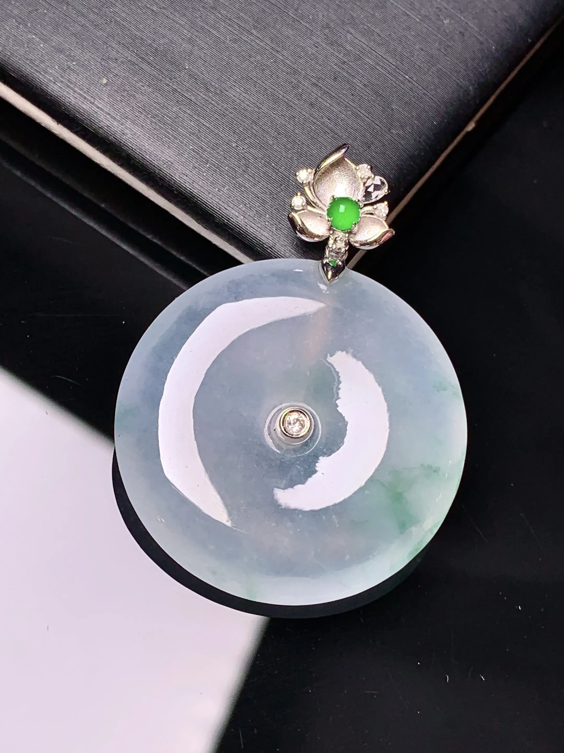 18k金镶嵌冰种平安扣吊坠 玉质细腻 色泽艳丽清新 整体尺寸34.2*25.6*4.5