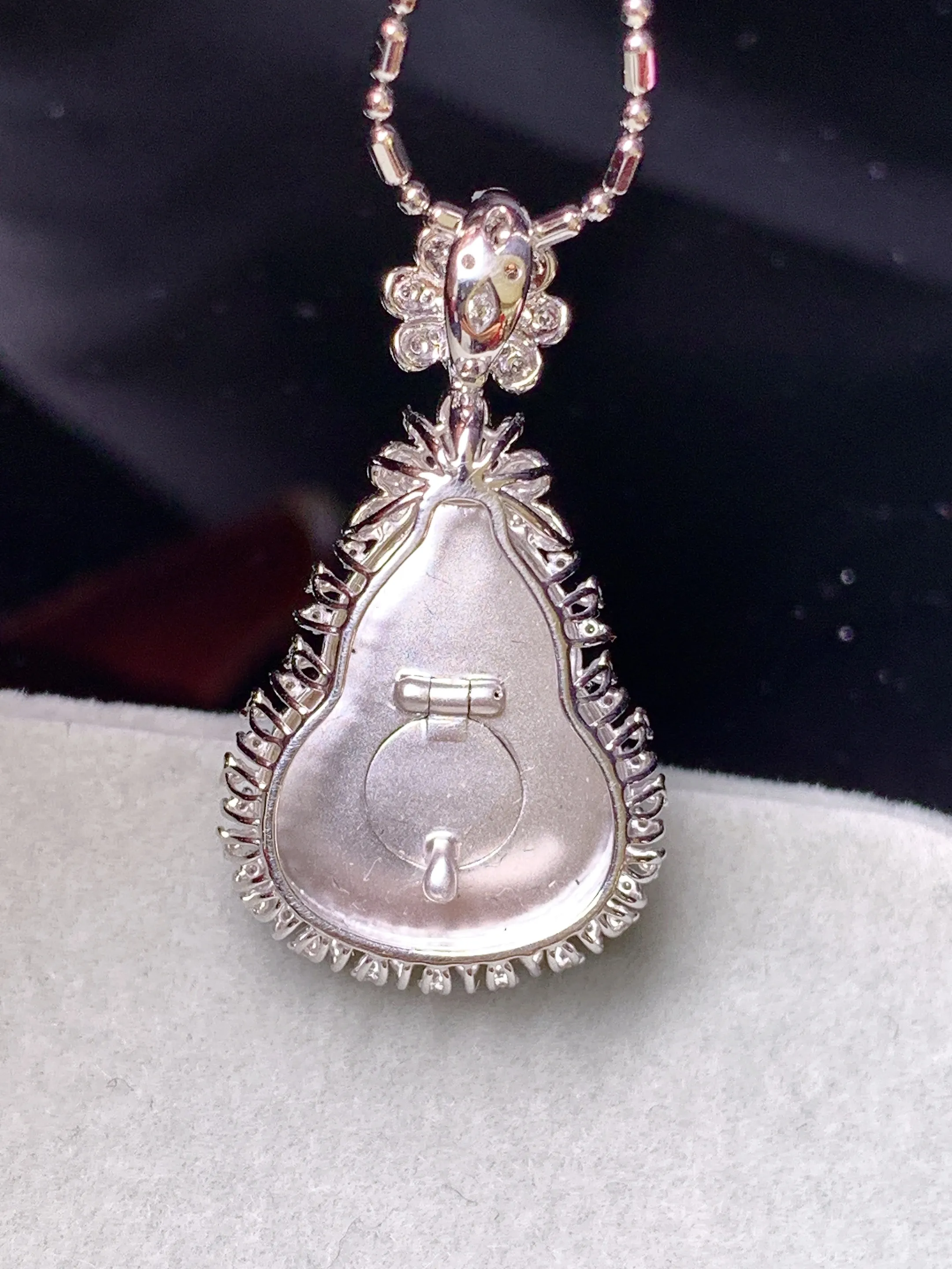 18k金钻镶嵌冰种飘绿葫芦吊坠 玉质细腻 色泽艳丽清新 整体尺寸30.5*17.2*9.5