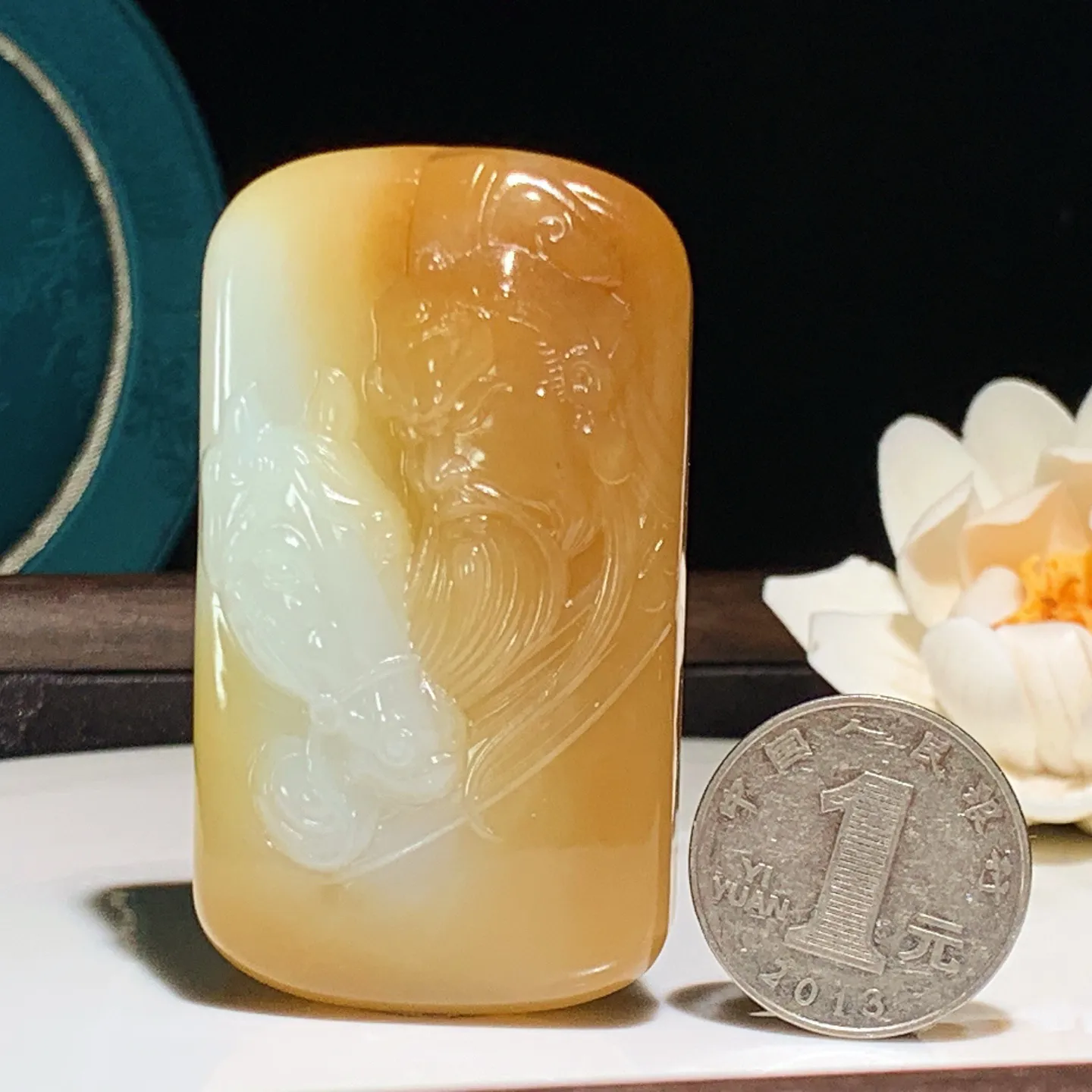 新疆和田玉且末糖武财神关公牌子挂件 尺寸63/35/13重61克 玉质细腻油润 底色纯净 脂粉好，品质好。lt260114