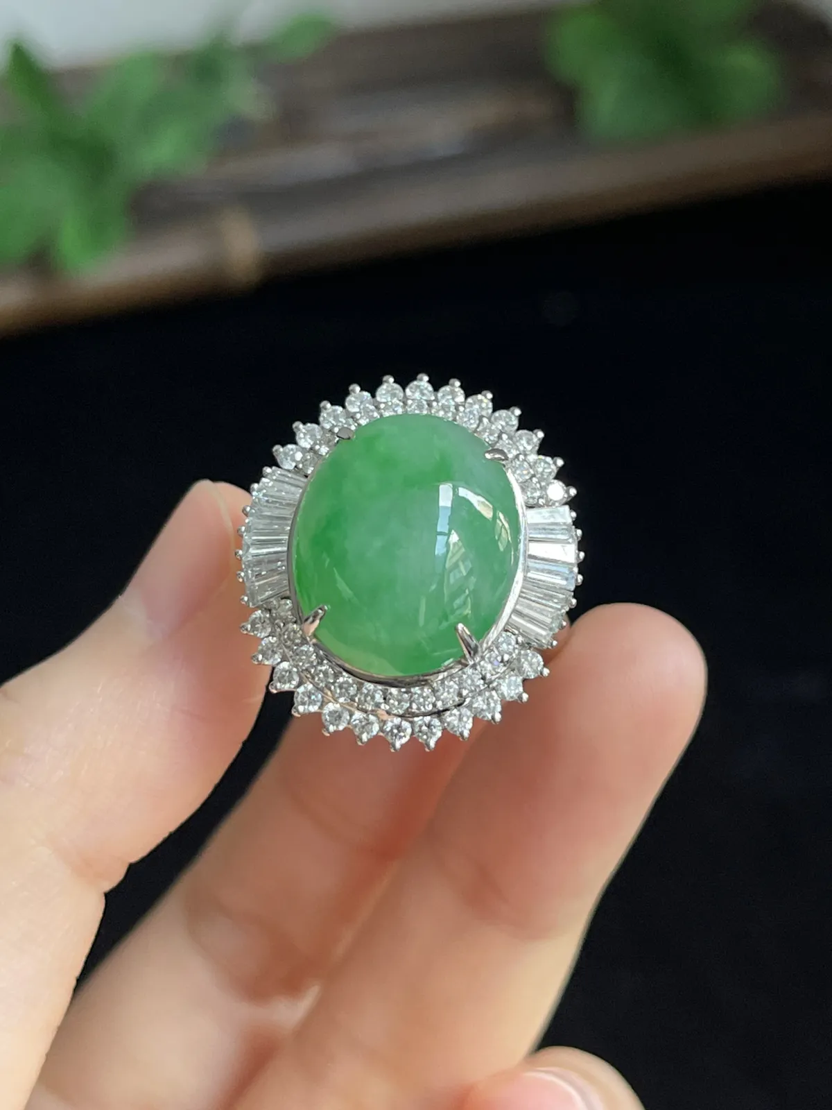 翡翠糯化种绿色戒指，印记：Au750,伴钻石