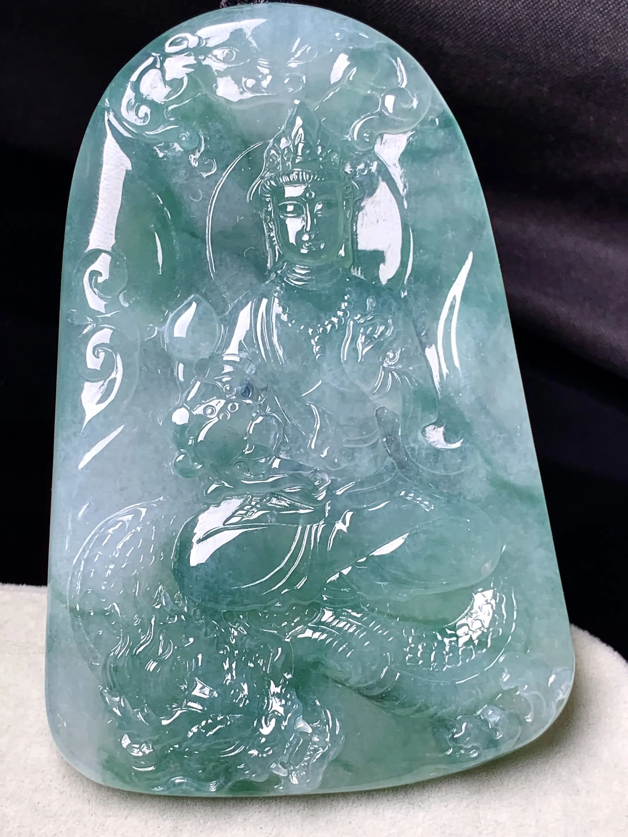 飘花晴绿观音菩萨吊坠 玉质细腻 色泽艳丽清新 整体尺寸70.3*46.5*6.2