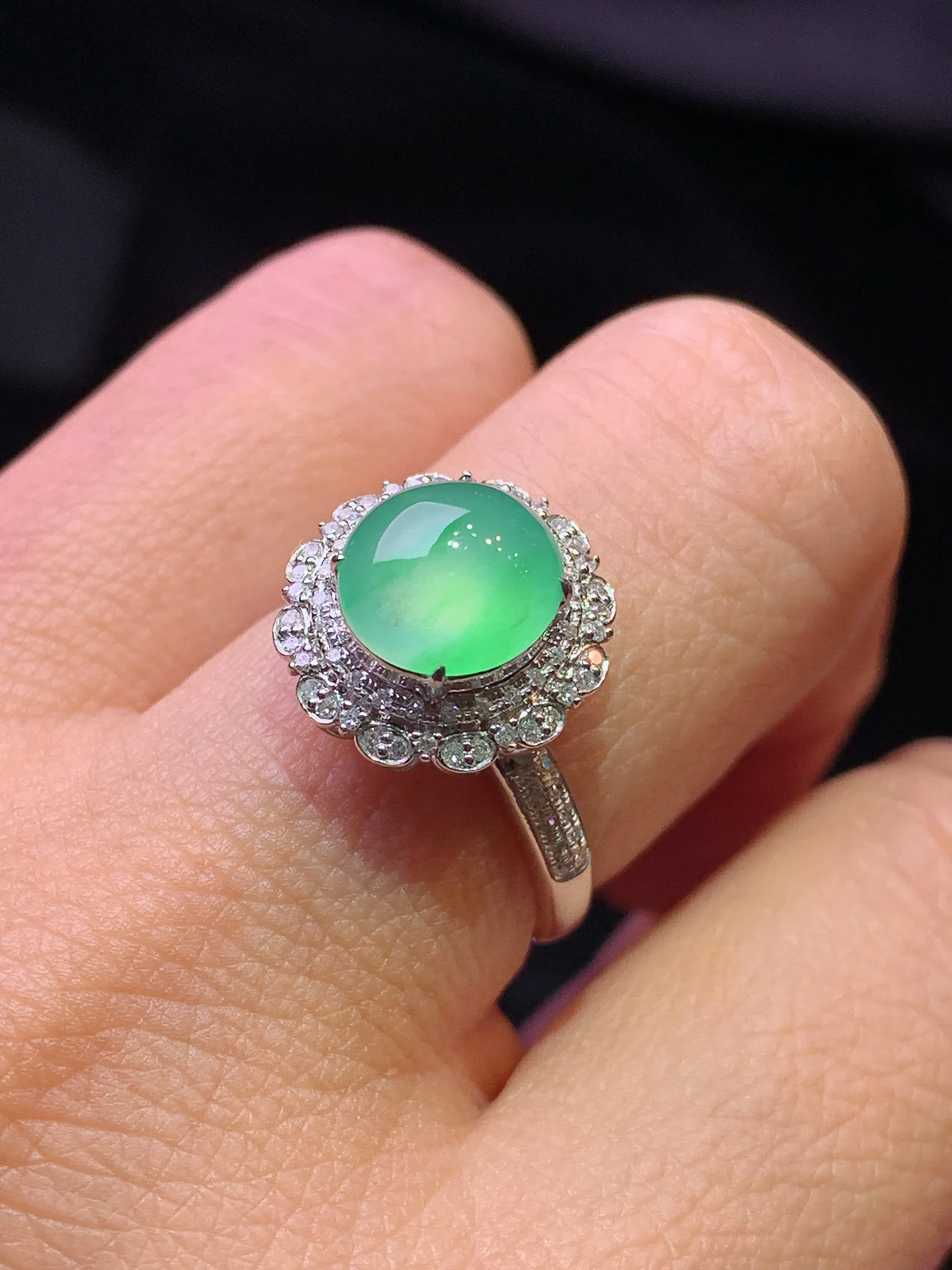 18k金钻镶嵌翠绿蛋面戒指 玉质细腻 色泽艳丽清新 圈口14 整体尺寸13.6*12.8*10