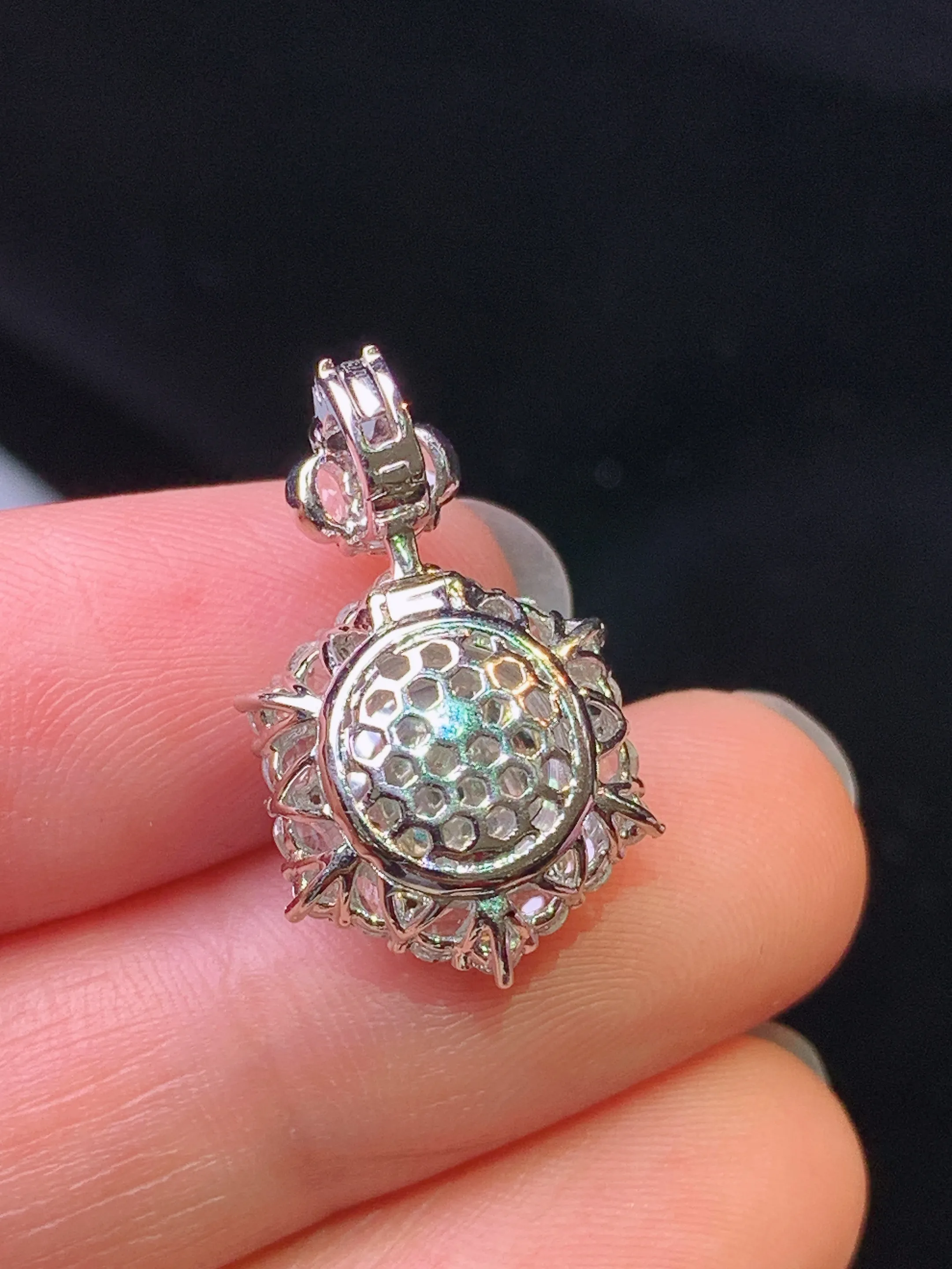 18k金钻镶嵌满绿蛋面吊坠 玉质细腻 色泽艳丽清新 整体尺寸22.2*13.5*10.8