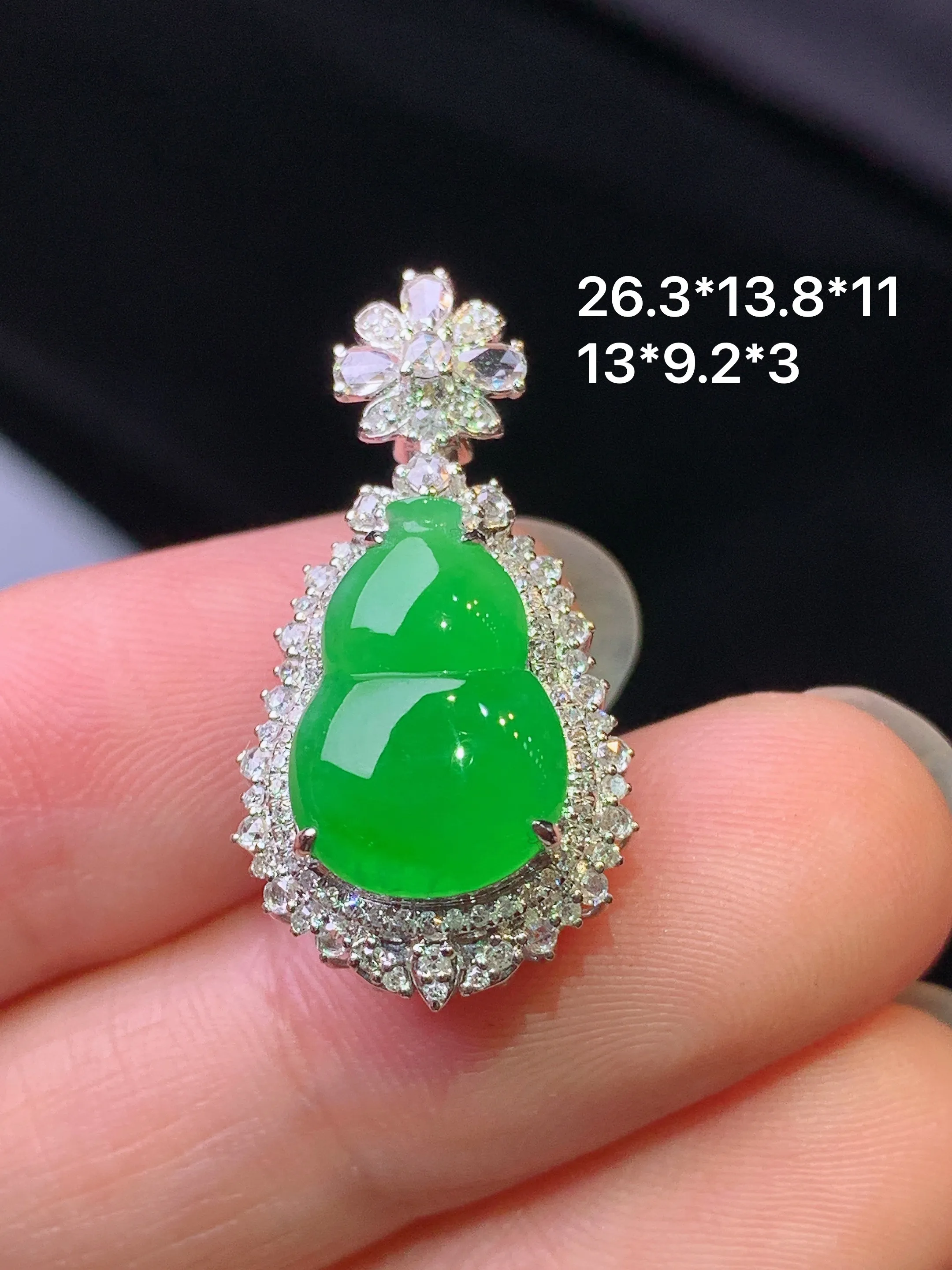 18k金钻镶嵌满绿葫芦吊坠 玉质细腻 色泽艳丽清新 整体尺寸26.3*13.8*11