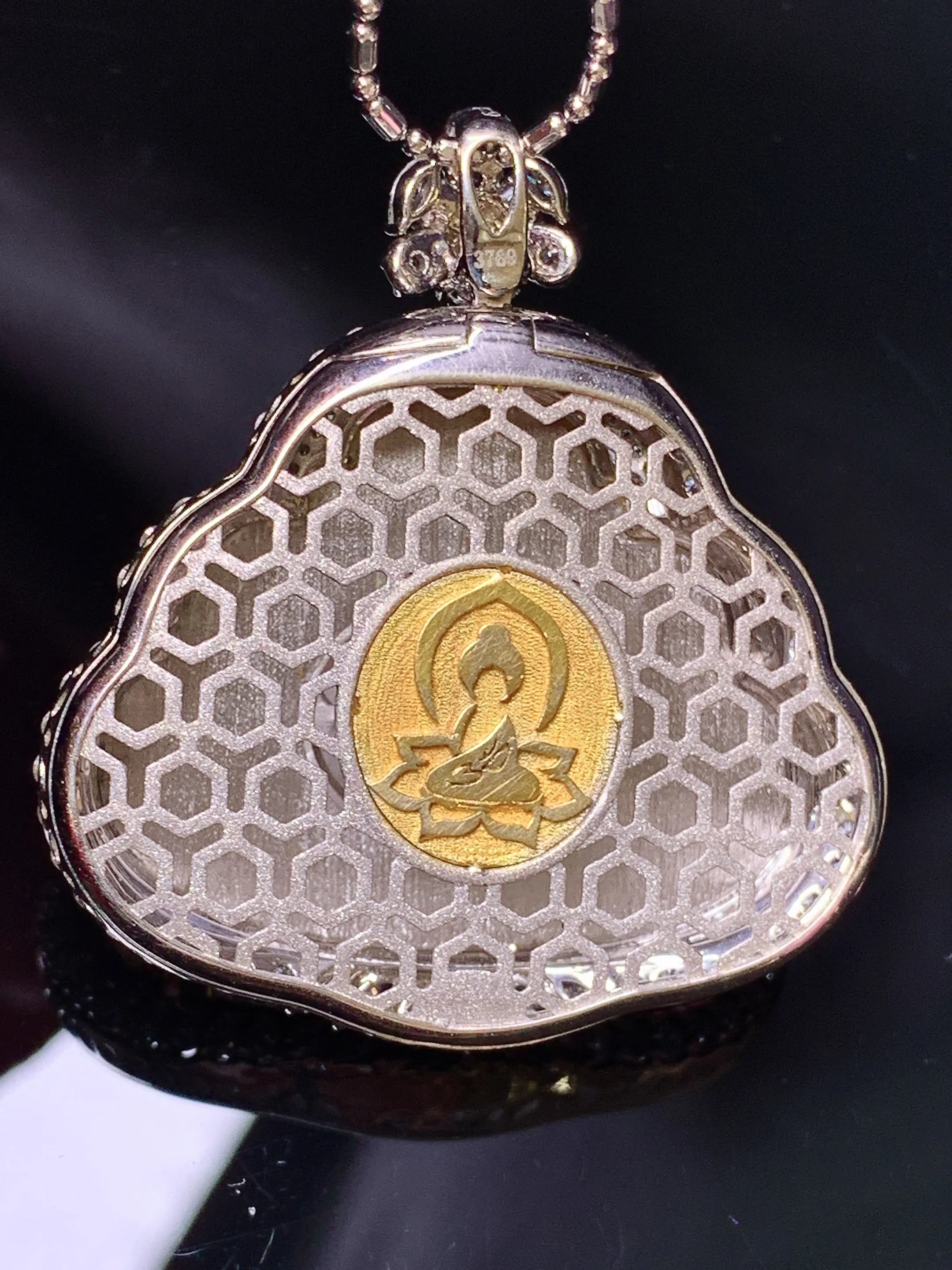 18k金钻镶嵌满绿佛公吊坠 玉质细腻 色泽艳丽清新 整体尺寸40*36*11.6