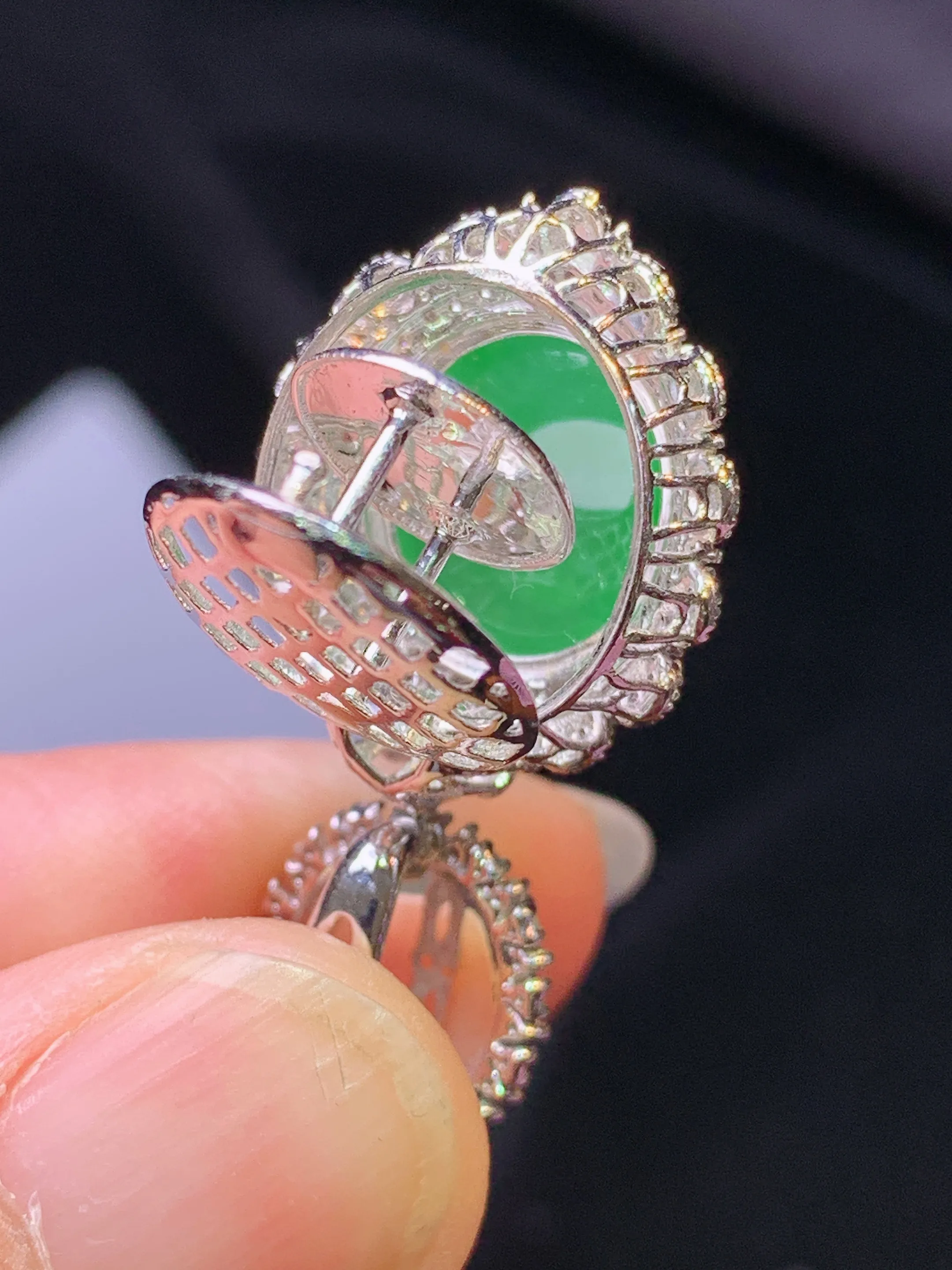 18k金钻镶嵌满绿蛋面吊坠 玉质细腻 色泽艳丽清新 整体尺寸32.2*16.2*11.5